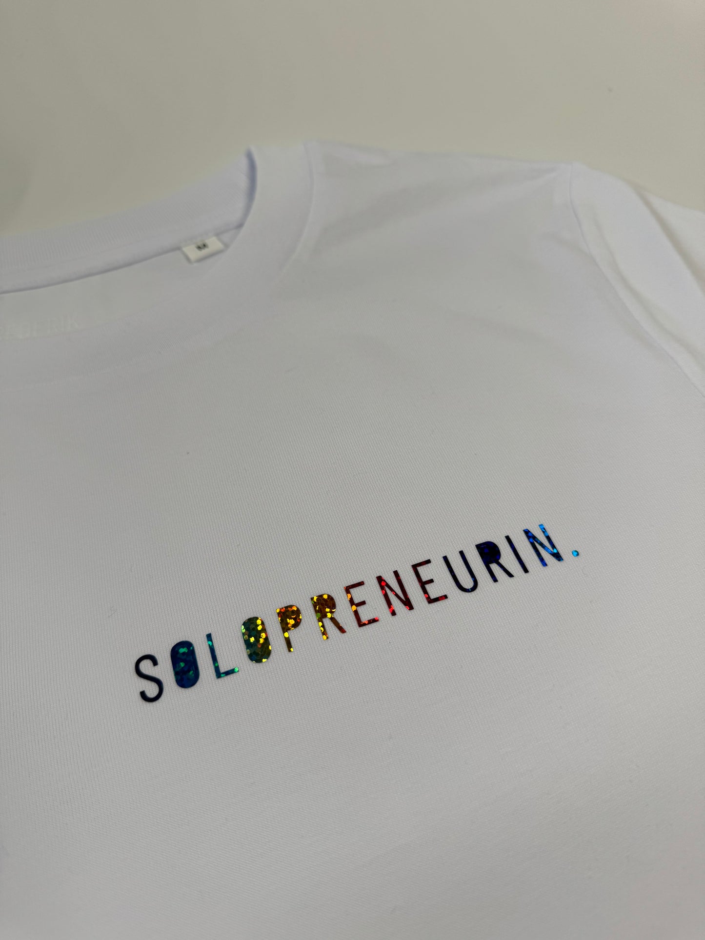 T-Shirt Frauen ‚Solopreneurin’, Weiß / Regenbogen