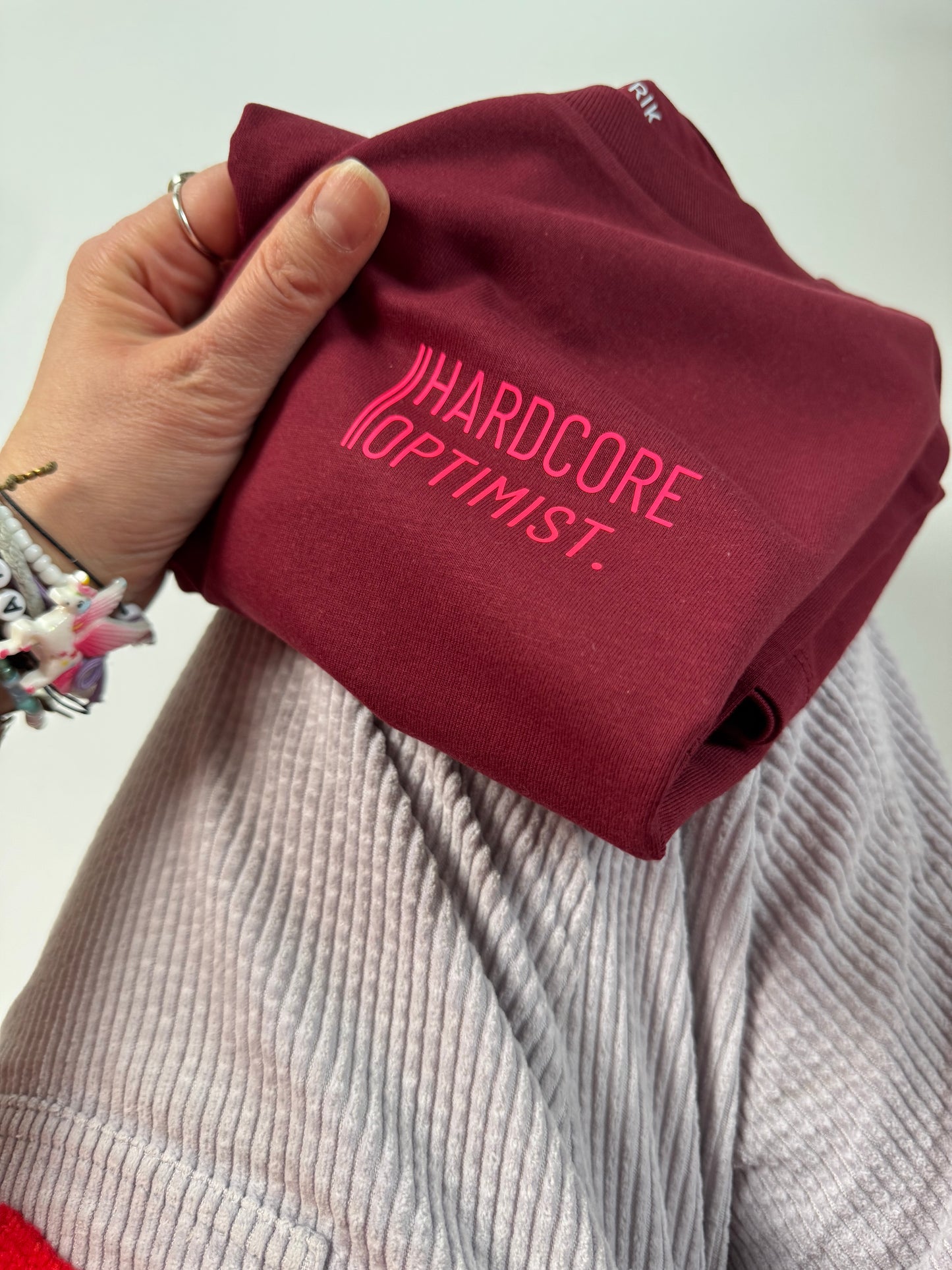 T-Shirt, Frauen, ‚Hardcore Optimist.‘, Burgundy / Neon Pink
