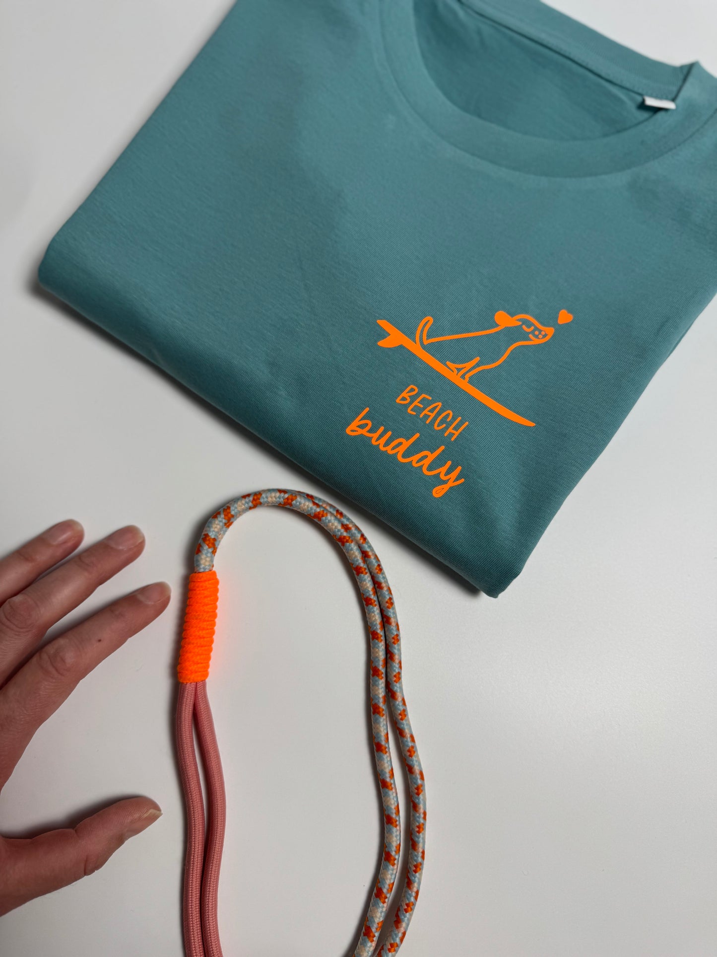 T-Shirt Unisex ‚Beach Buddy‘, Ocean Blue / Neon Orange