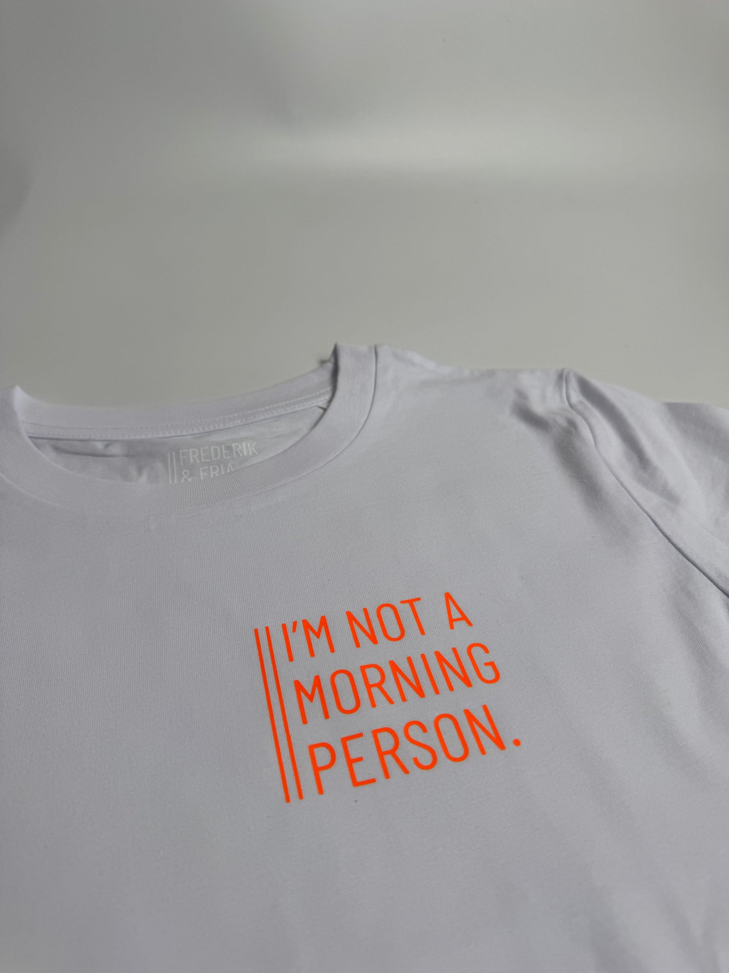T-Shirt, Frauen, ‚I‘m not a morning person.‘, Weiß / Neon Orange