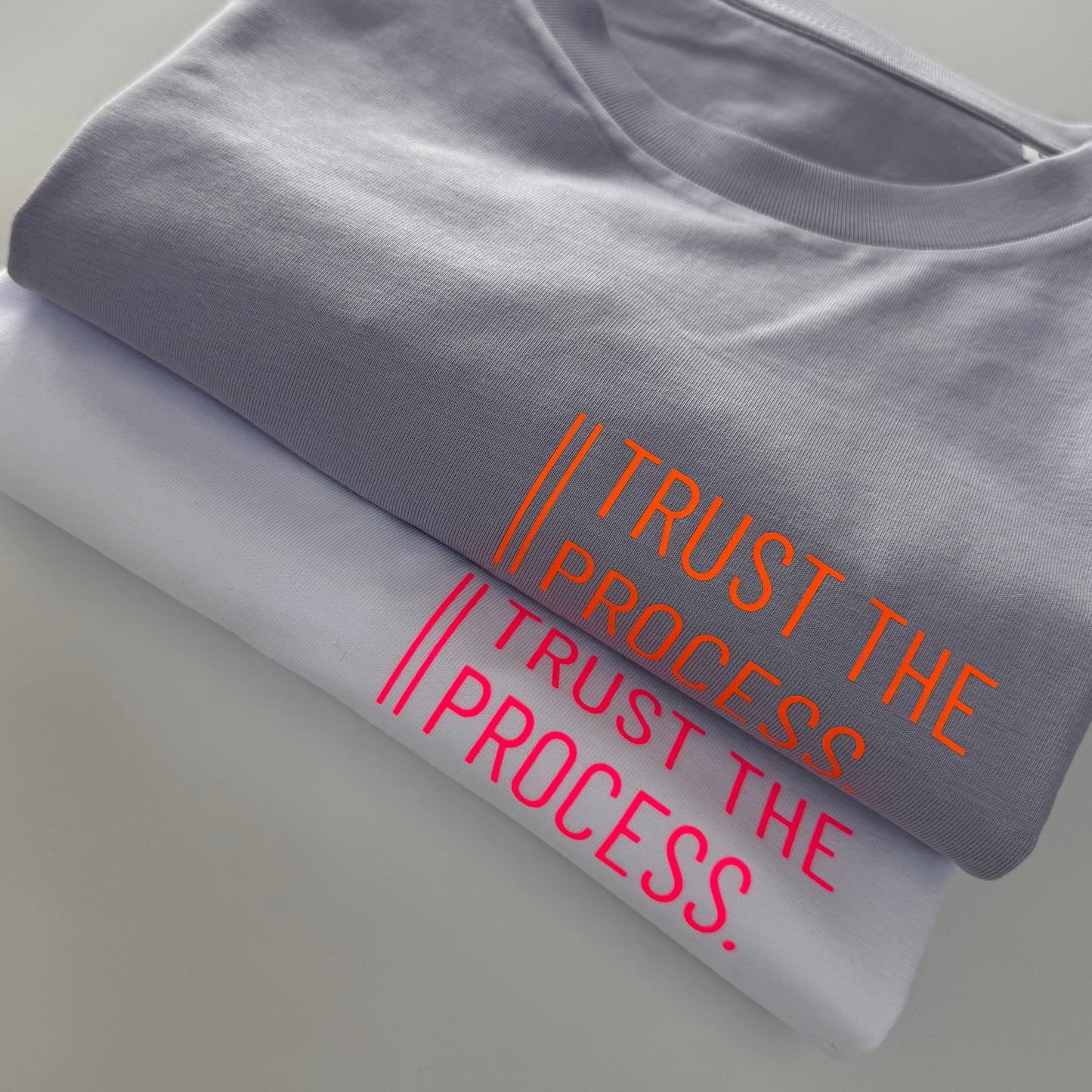 T-Shirt Frauen  'Trust the process.': Weiß / Neon Pink
