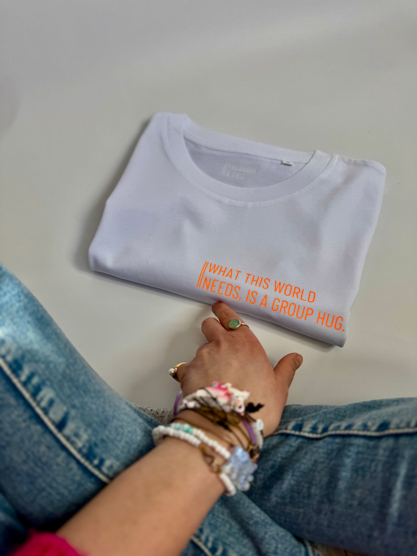 T-Shirt, Frauen, ‚What this world needs, is a group hug.‘, Weiß / Neon Pink