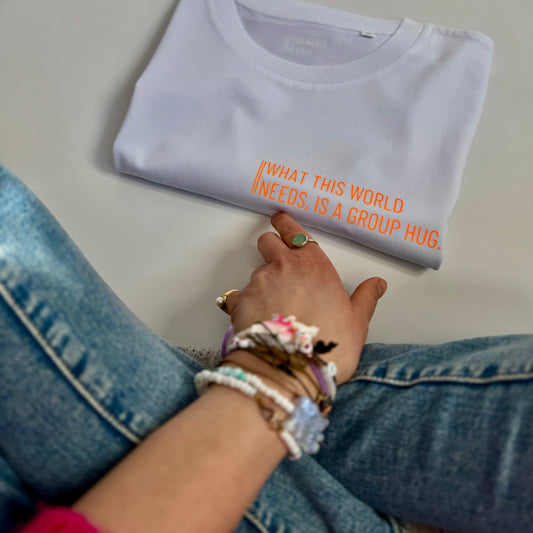 Reduzierte B-Ware: T-Shirt, Frauen, ‚What this world needs, is a group hug.‘, Weiß / Neon Orange, Größe S