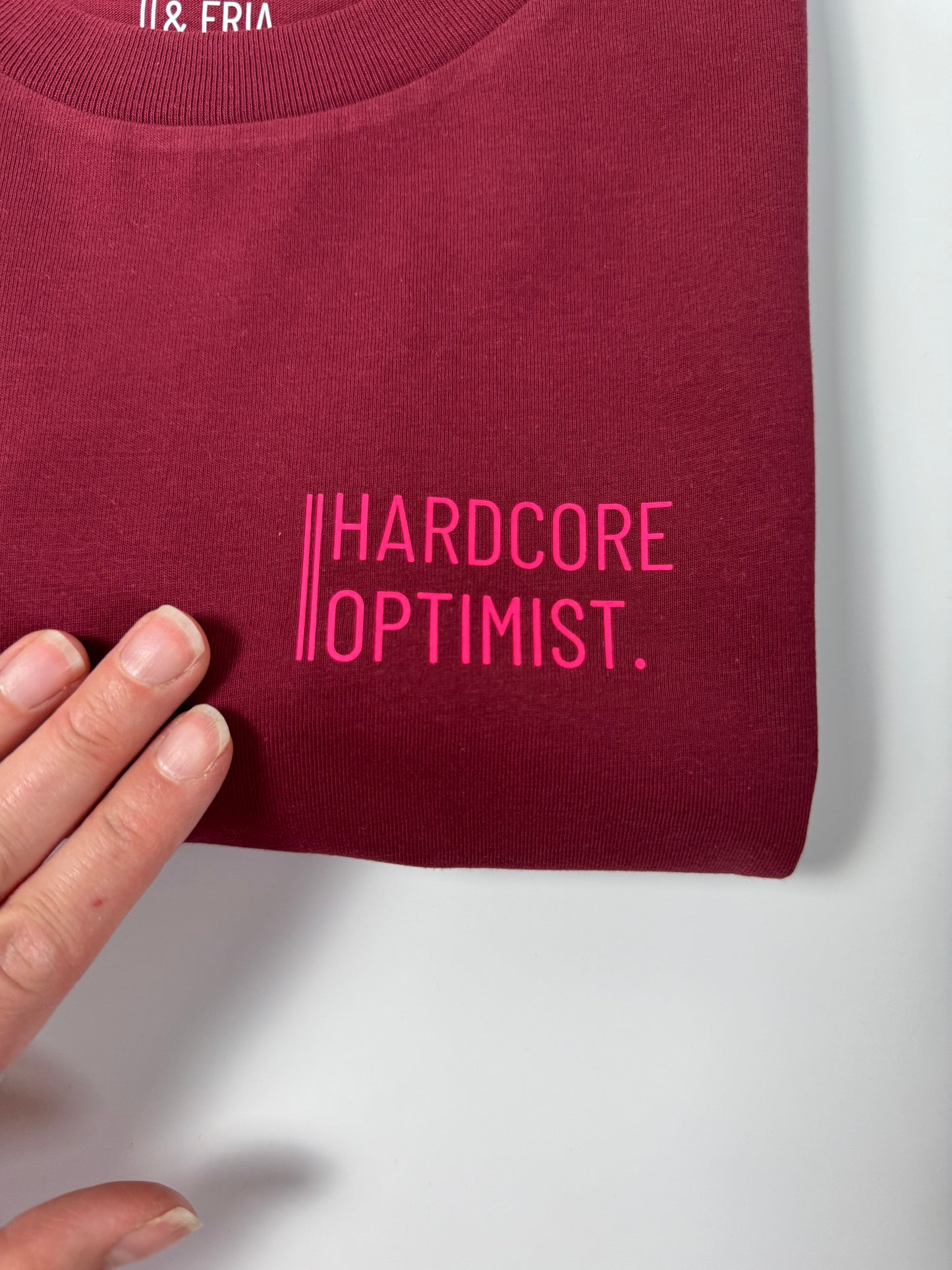 T-Shirt, Frauen, ‚Hardcore Optimist.‘, Burgundy / Neon Pink