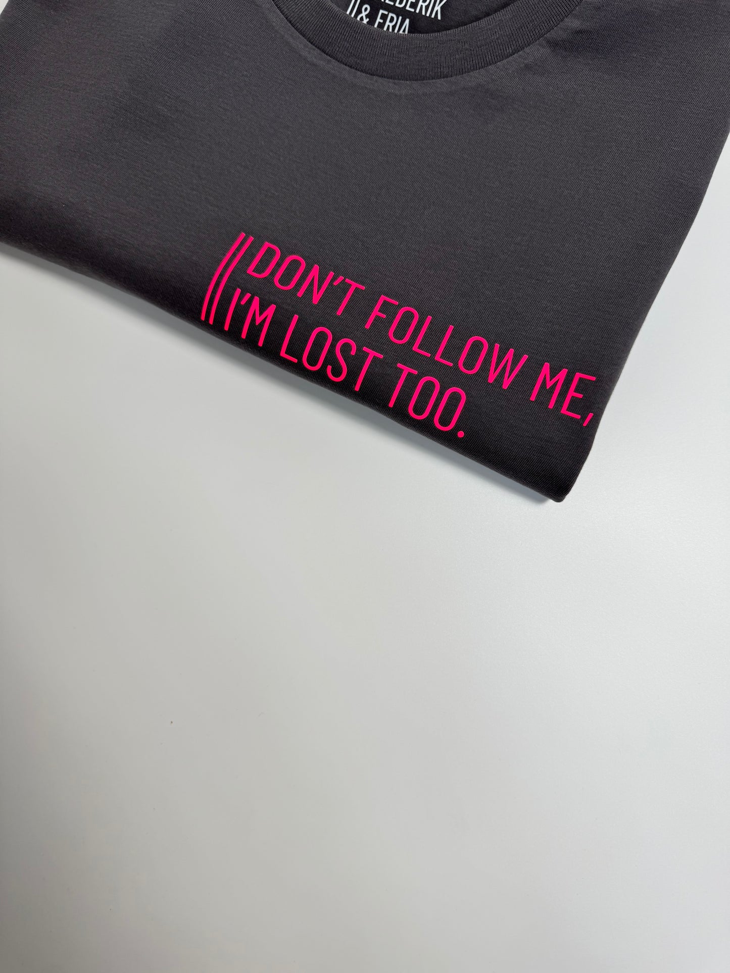 T-Shirt Unisex, ‚Don’t follow me, I‘m lost too.‘: Anthrazit/ Neon Pink