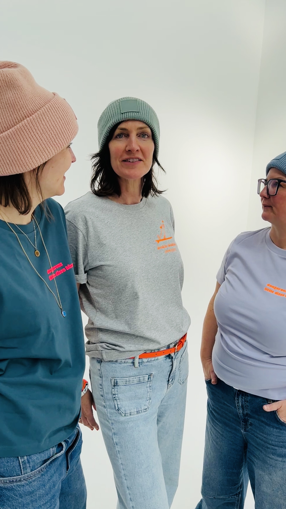 T-Shirt, Frauen, ‚Dangerous little disco biscuit‘, Petrol, Lila / Neon Pink, Neon Orange