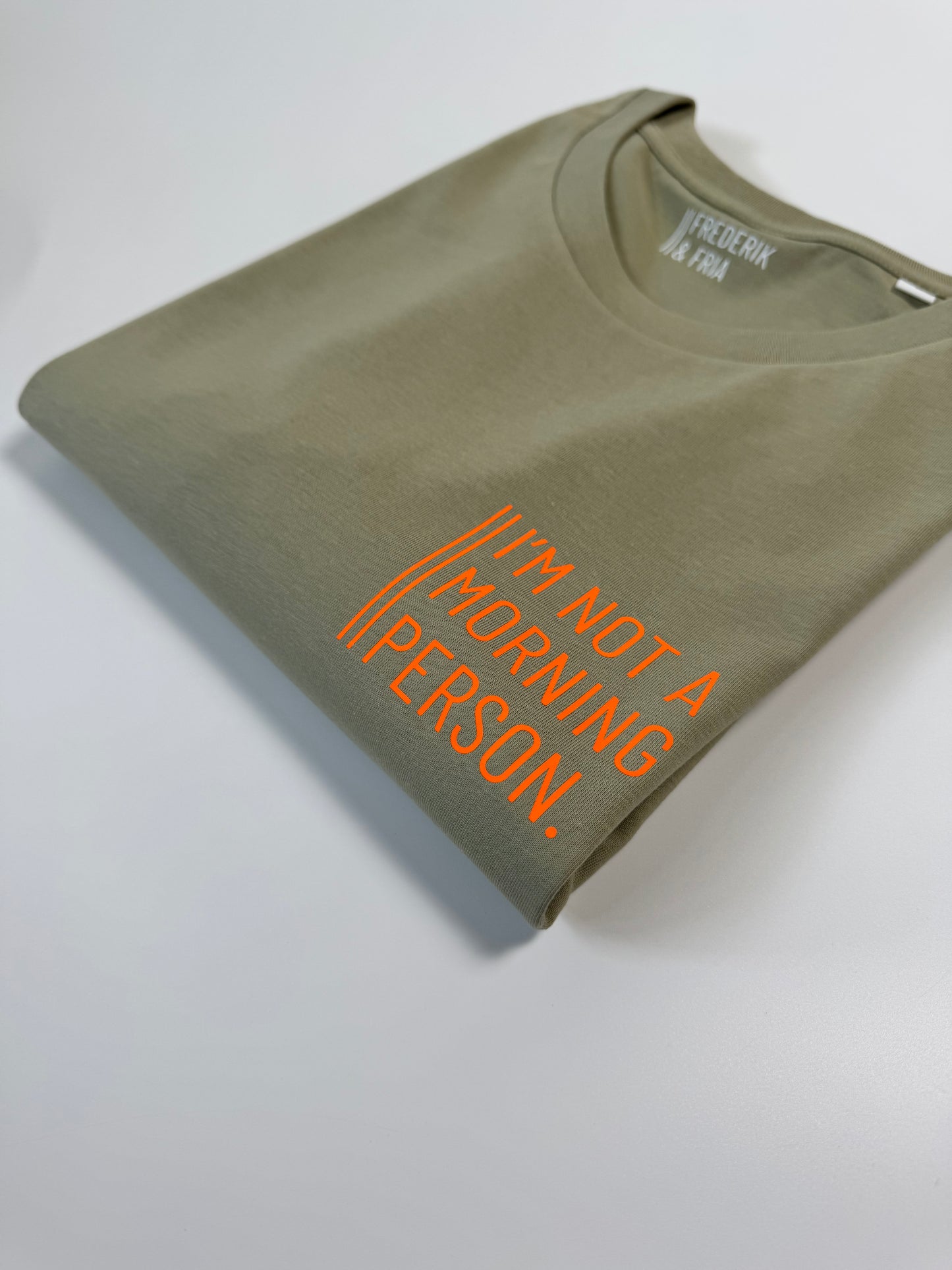 T-Shirt Unisex ‚I‘m not a morning person.‘ Graugrün / Neon Orange