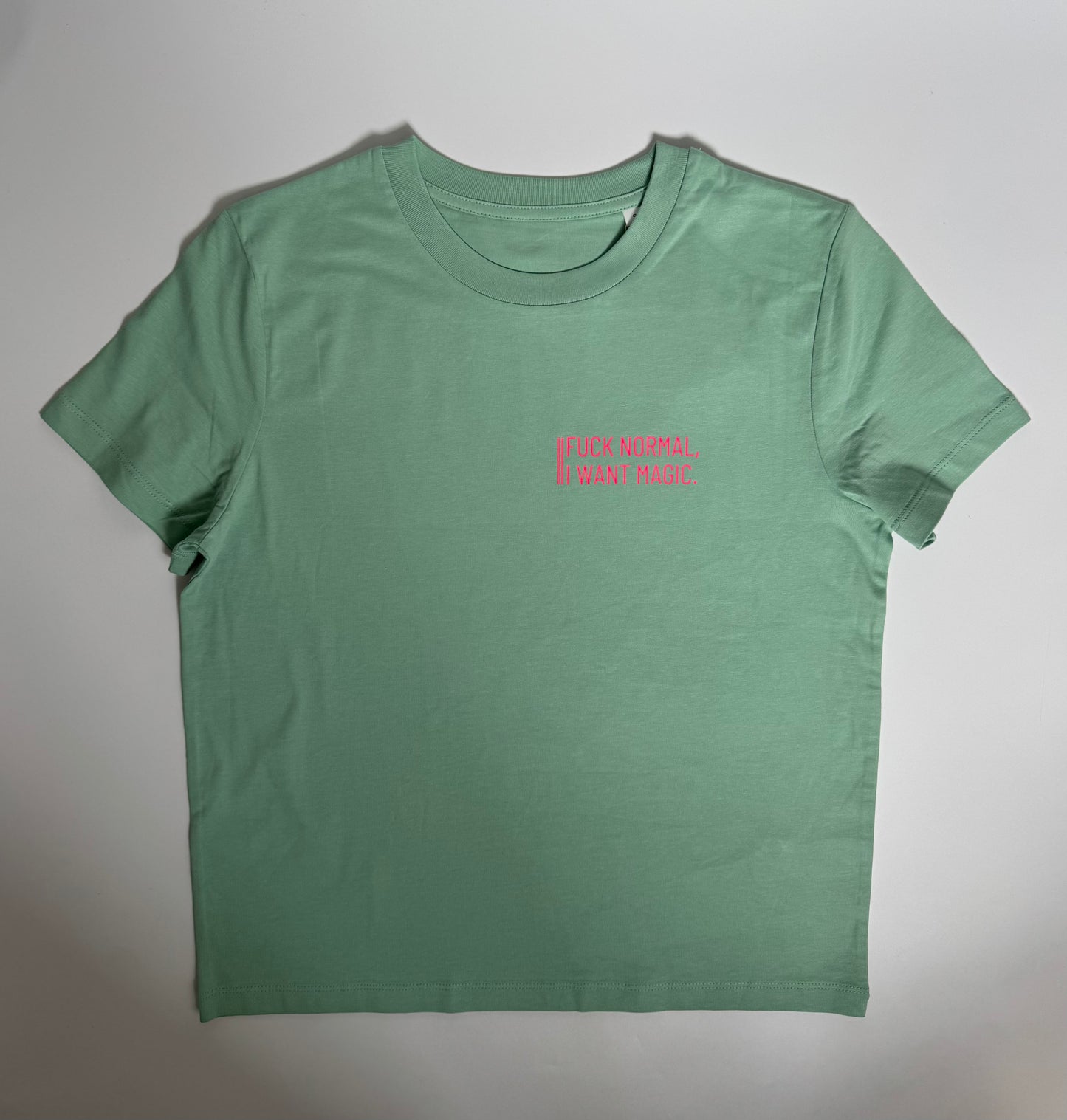 T-Shirt Frauen, ‚Fuck normal, I want magic.‘: Jade / Neon Pink