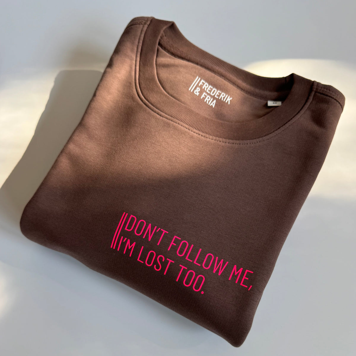 Sweatshirt Unisex 'Don't follow me, I'm lost too.': Mocca / Neon Pink