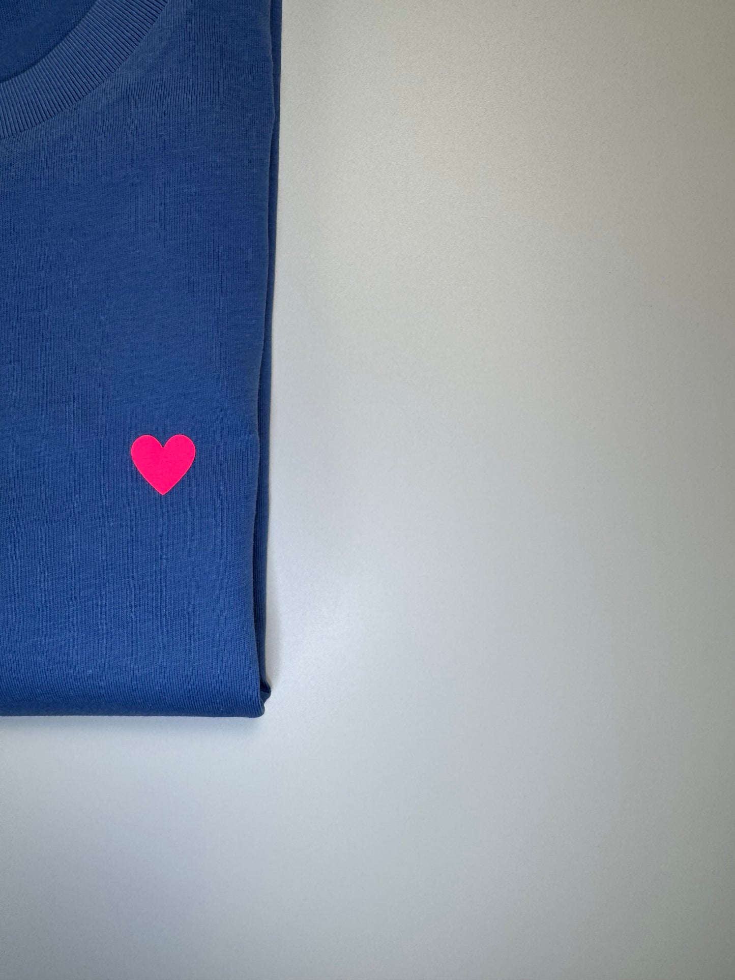 T-Shirt Unisex, Herzdruck, Blau / Neon Pink