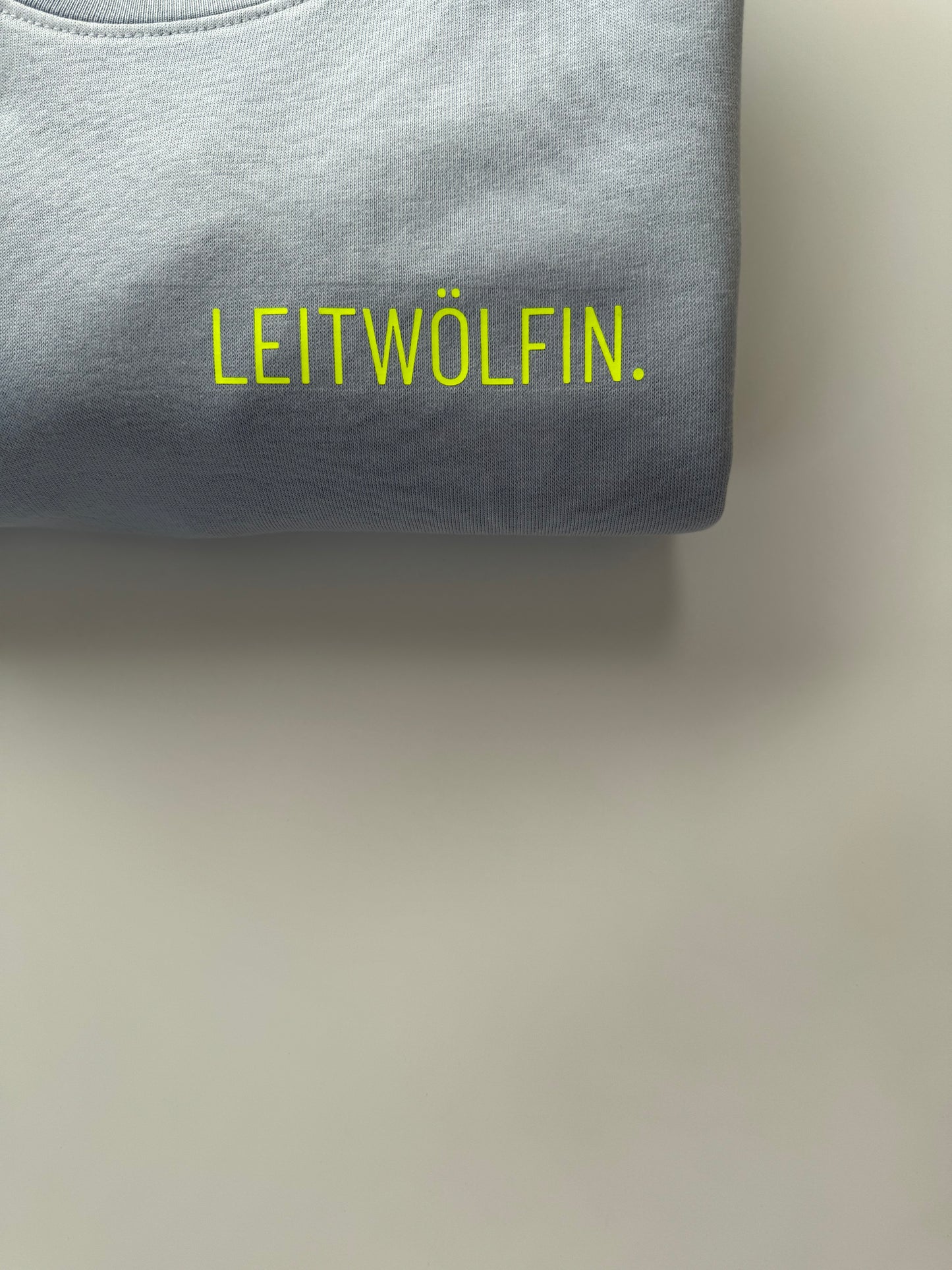 Sweatshirt ‚Leitwölfin.‘ (B), Serene Blue / Neon Gelb