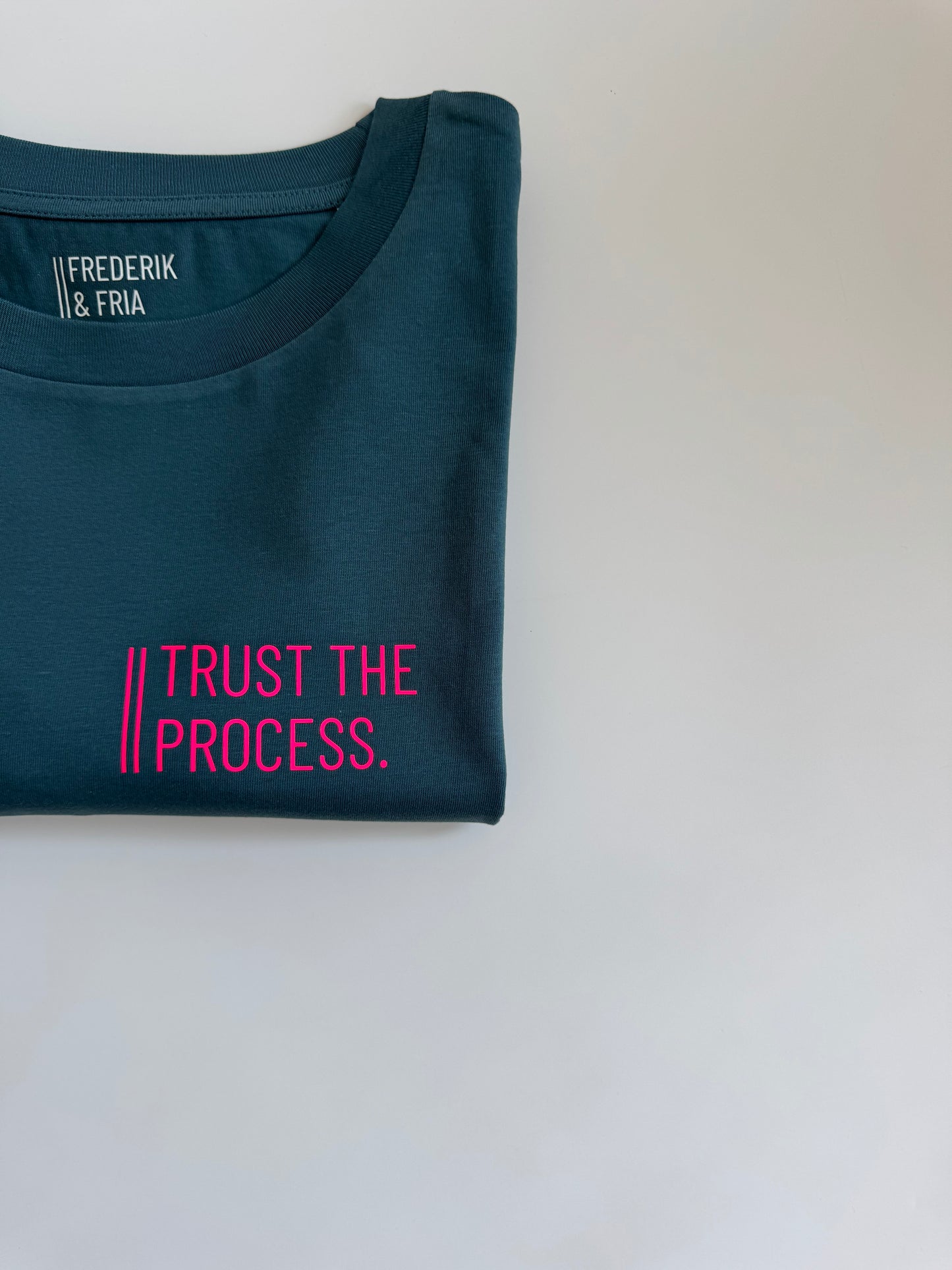 T-Shirt, Frauen, 'Trust the process.', Petrol / Neon Pink