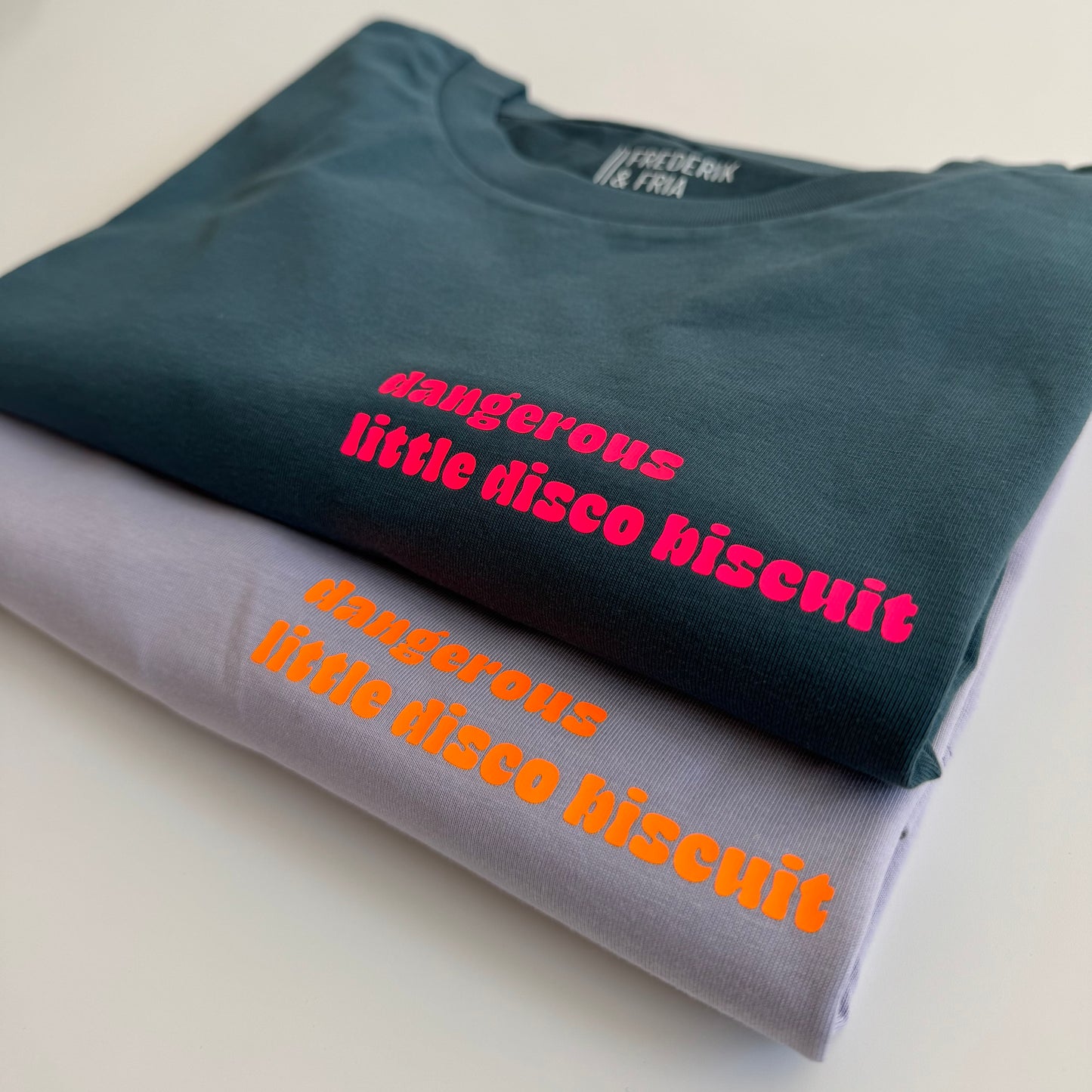 T-Shirt, Frauen, ‚Dangerous little disco biscuit‘, Petrol, Lila / Neon Pink, Neon Orange