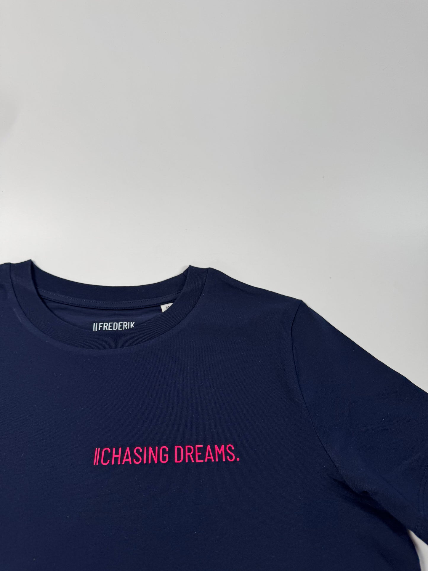 T-Shirt, Frauen, ‚Chasing Dreams‘, Navy / Neon Pink