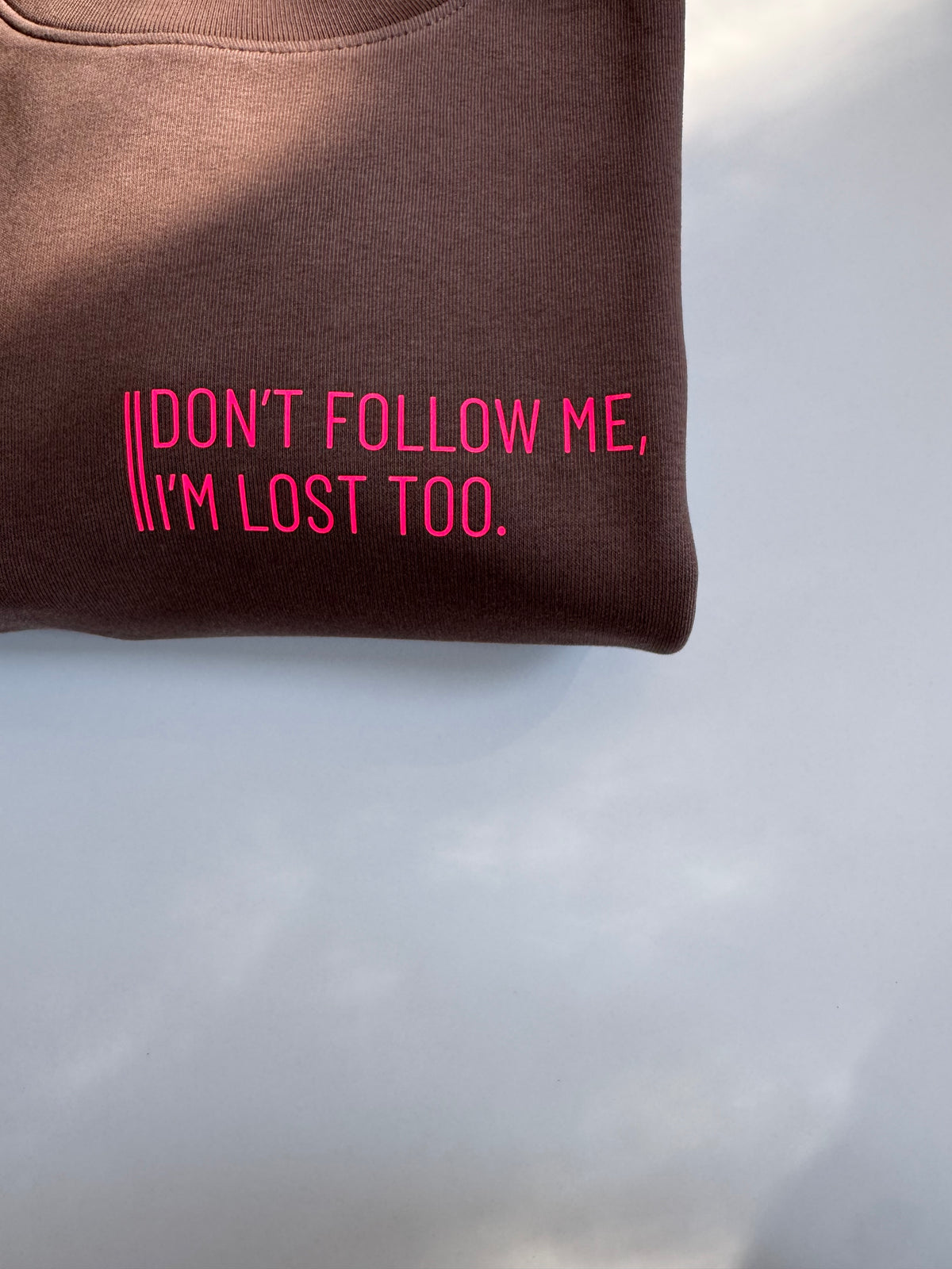 Sweatshirt Unisex 'Don't follow me, I'm lost too.': Mocca / Neon Pink