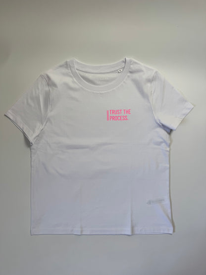 T-Shirt Frauen 'Trust the process.' (B): Weiß / Neon Pink