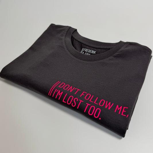 T-Shirt Unisex, ‚Don’t follow me, I‘m lost too.‘: Anthrazit/ Neon Pink