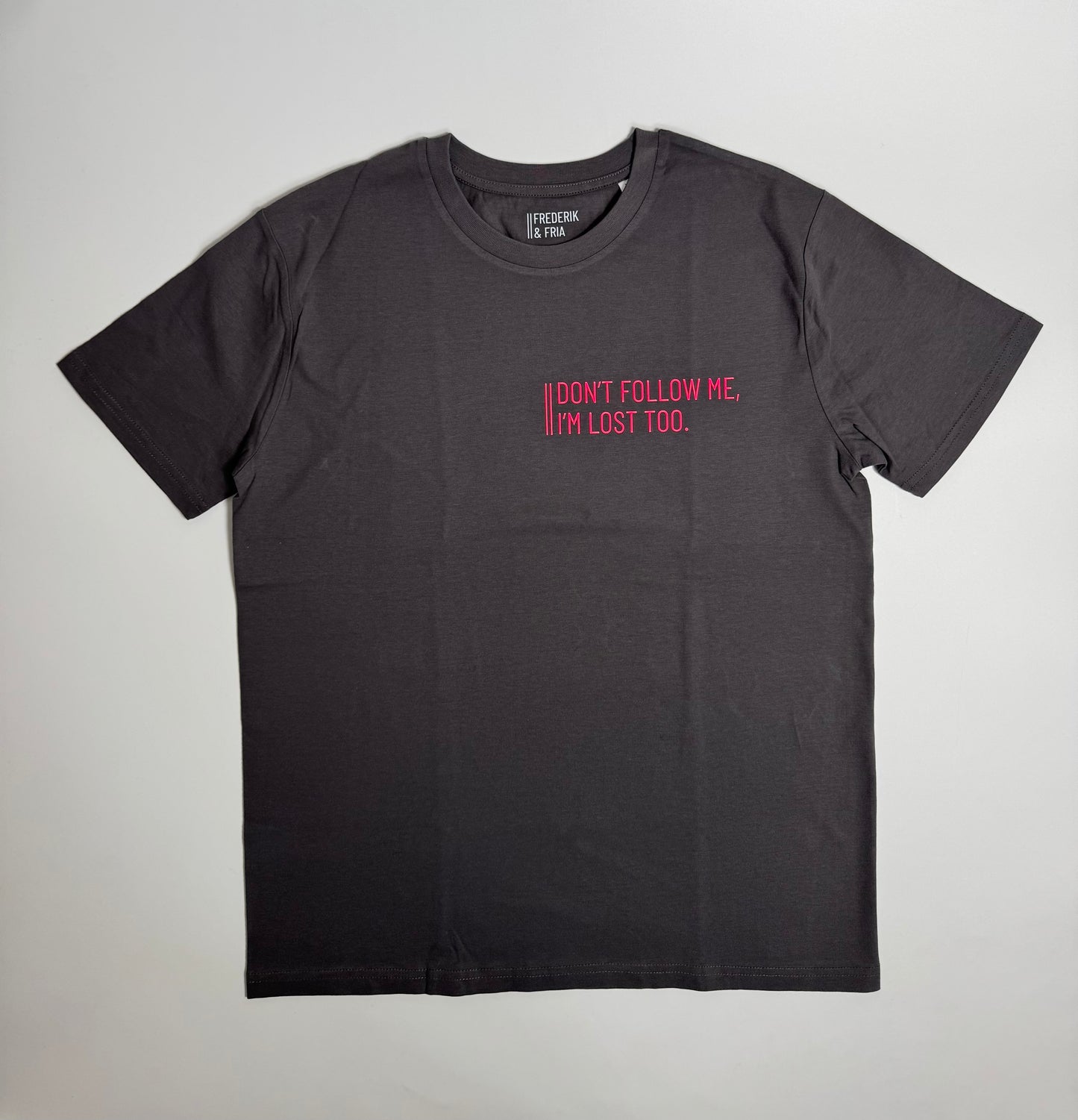 T-Shirt Unisex, ‚Don’t follow me, I‘m lost too.‘: Anthrazit/ Neon Pink
