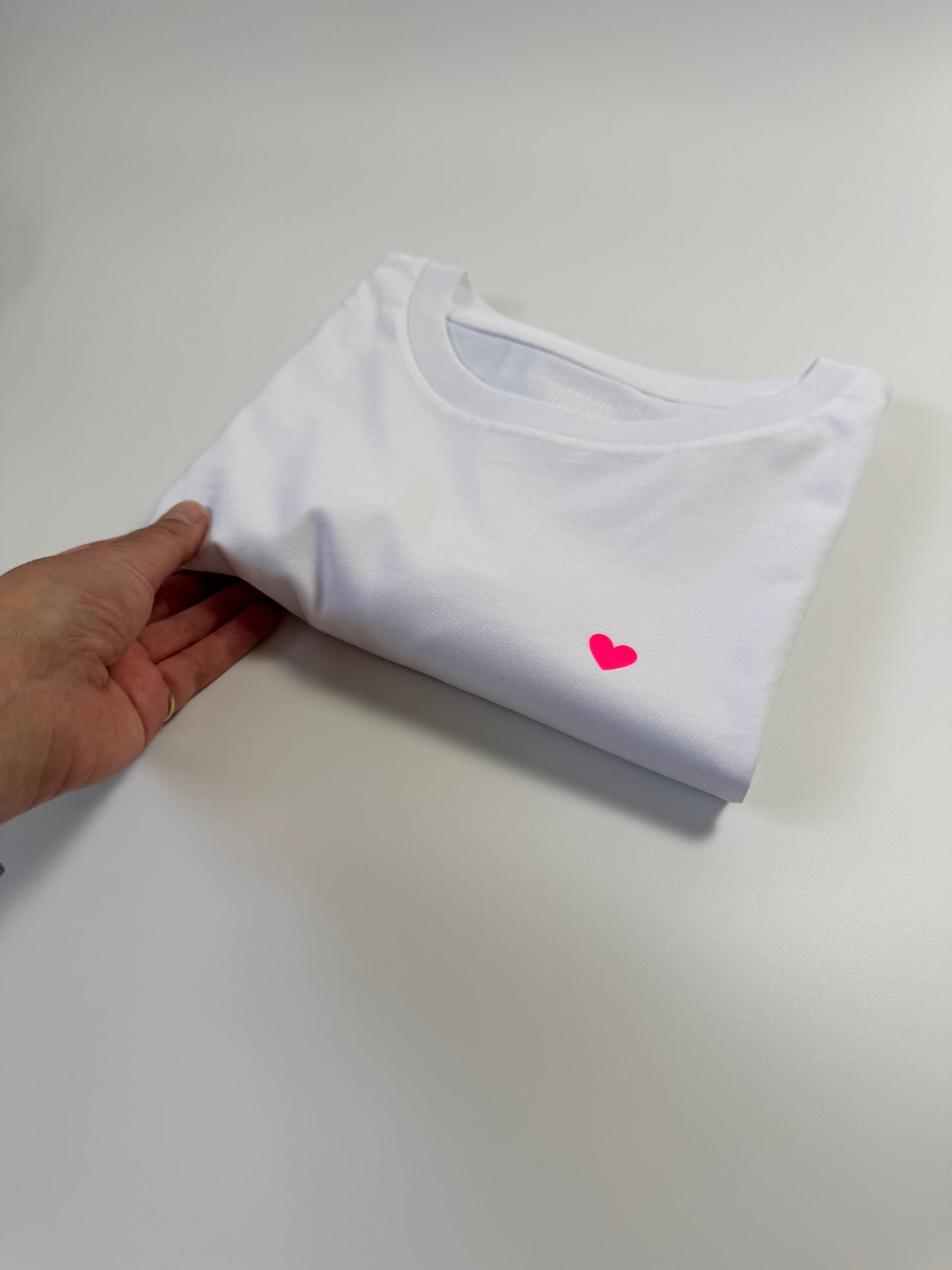T-Shirt Frauen Herzdruck (B): Weiß / Neon Pink