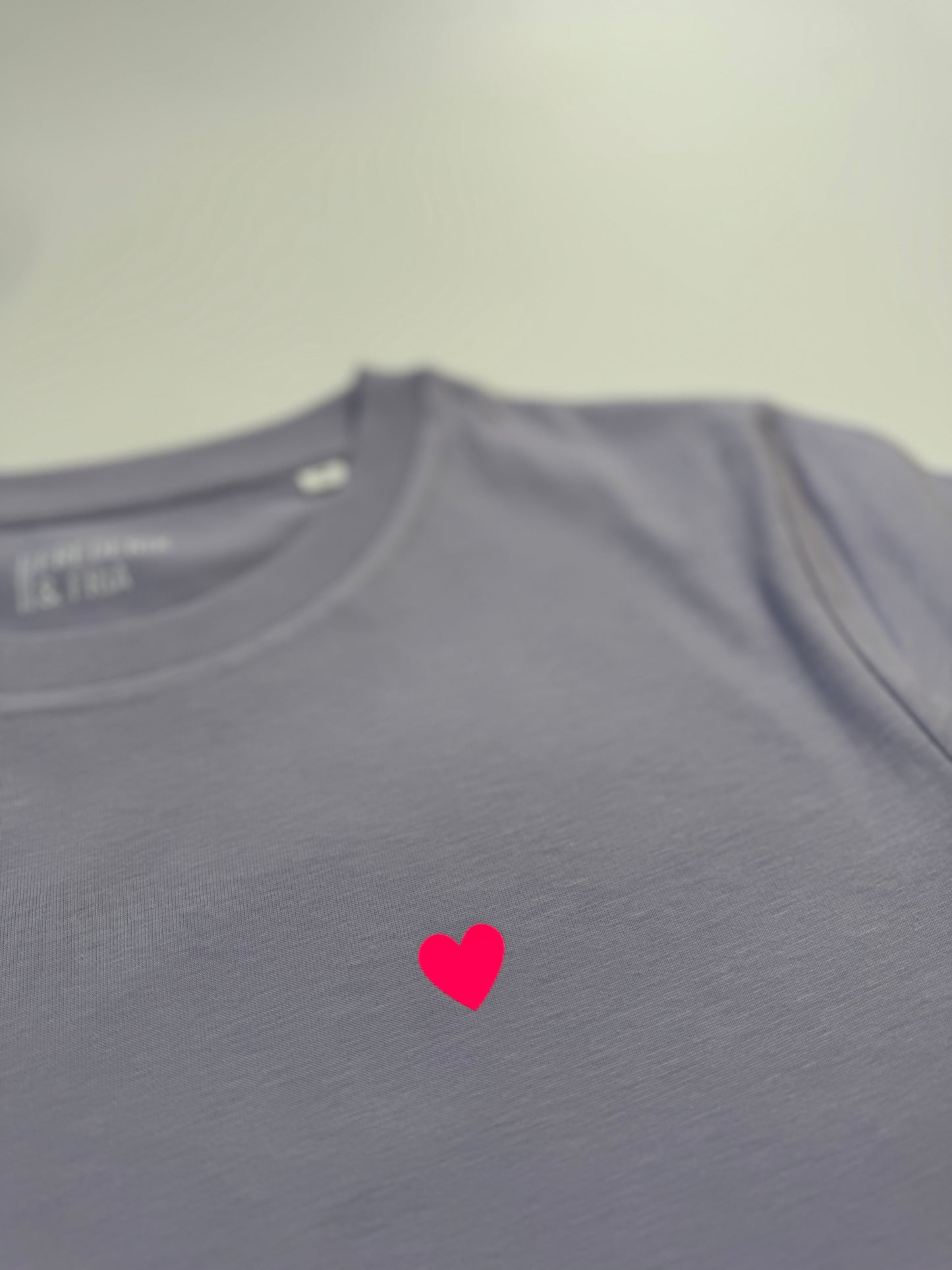 T-Shirt Frauen Herzdruck (B): Lila / Neon Pink
