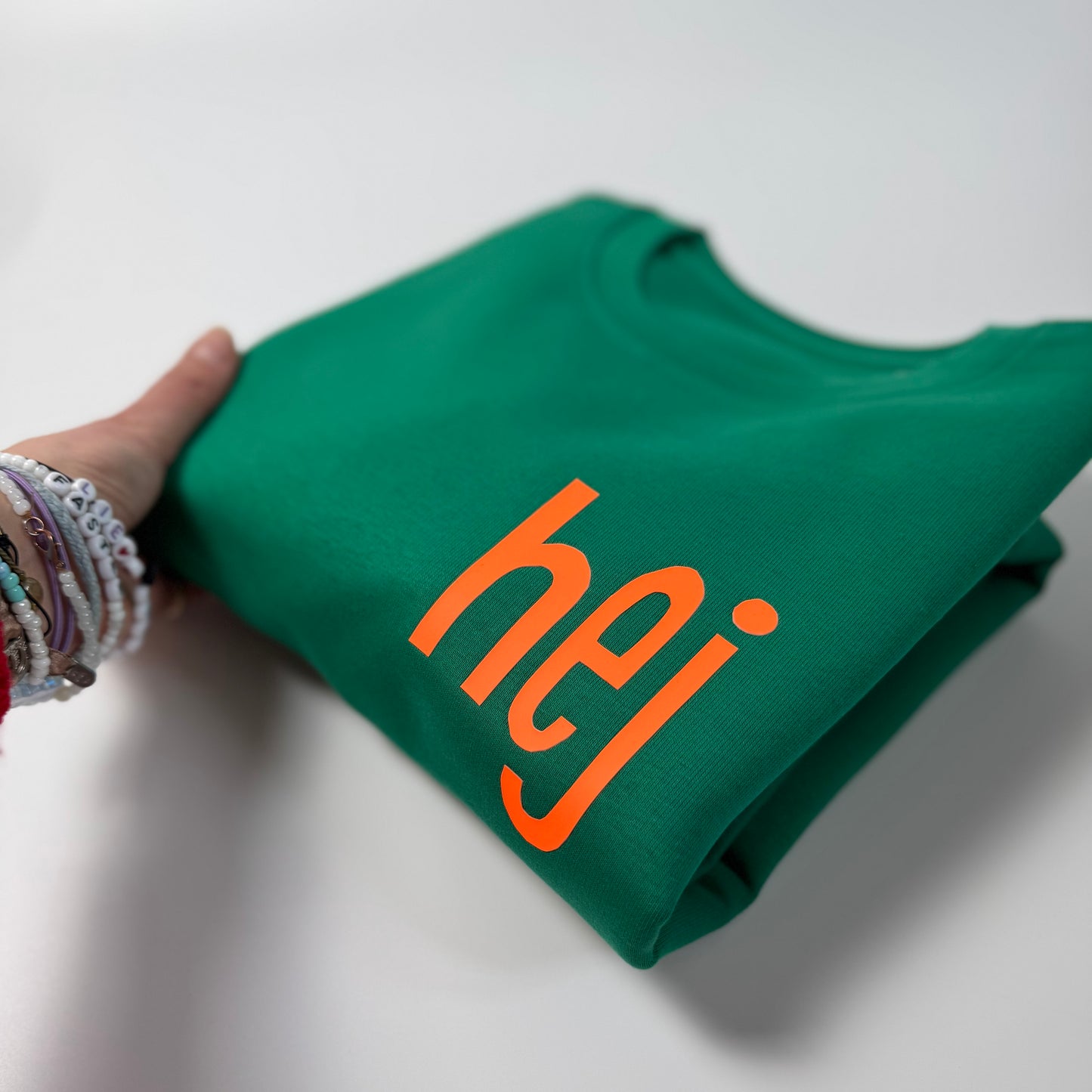 Sweatshirt Unisex ‚hej‘, Grün | Neon Orange