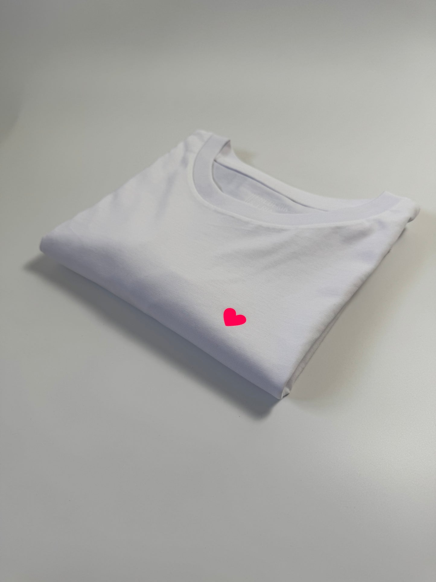 T-Shirt Frauen Herzdruck (B): Weiß / Neon Pink