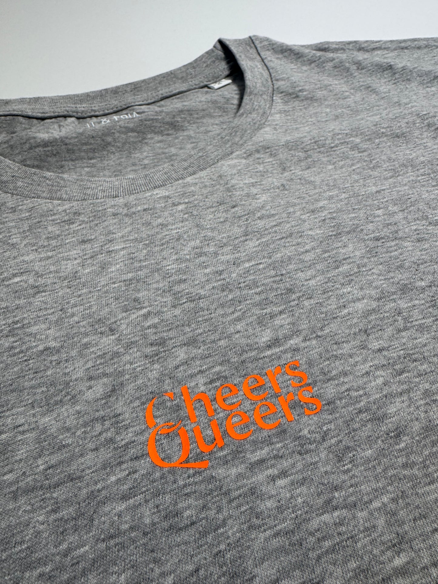 T-Shirt Unisex 'Cheers Queers': grau / neon orange