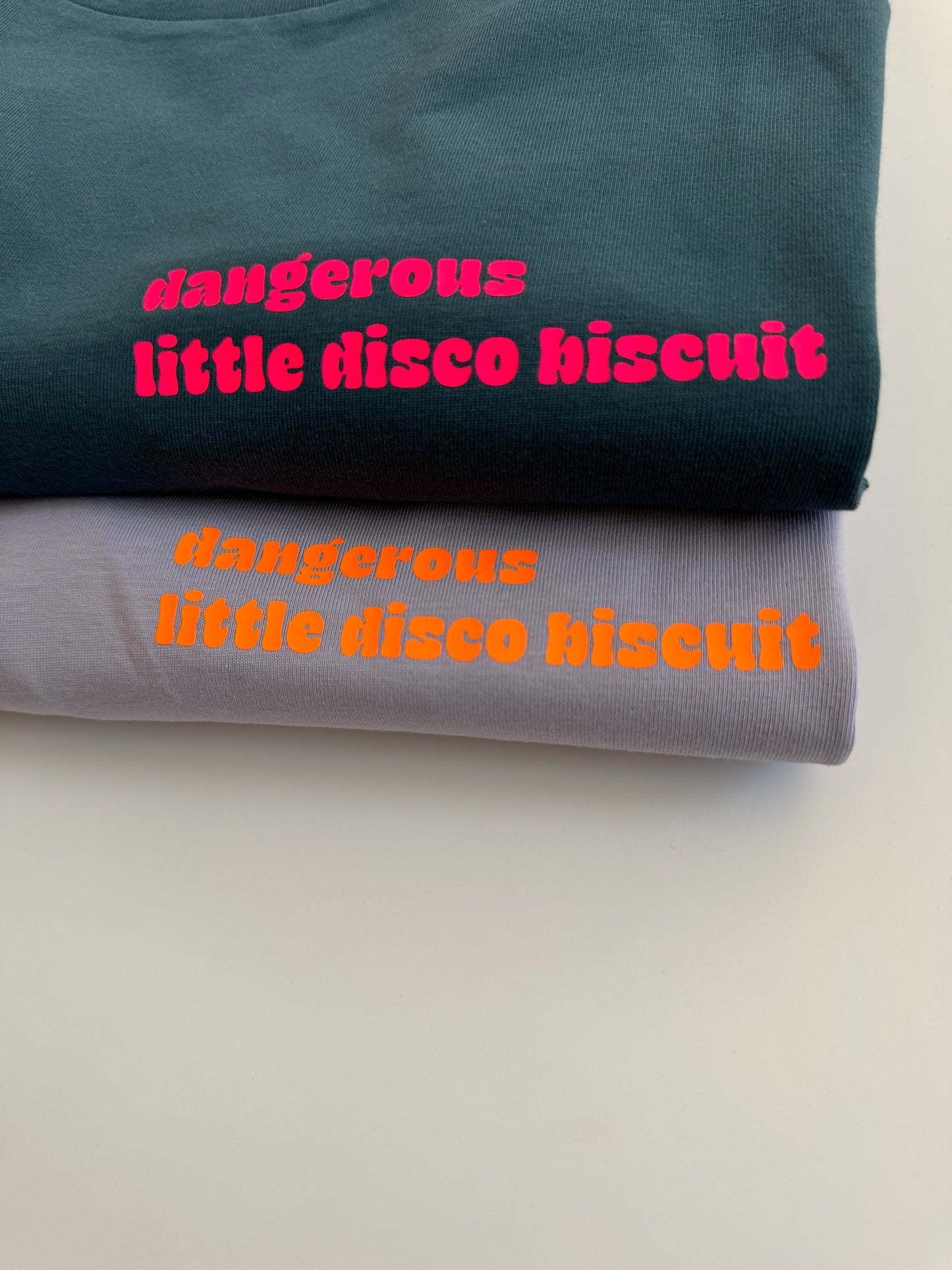 T-Shirt, Frauen, ‚Dangerous little disco biscuit‘, Petrol, Lila / Neon Pink, Neon Orange