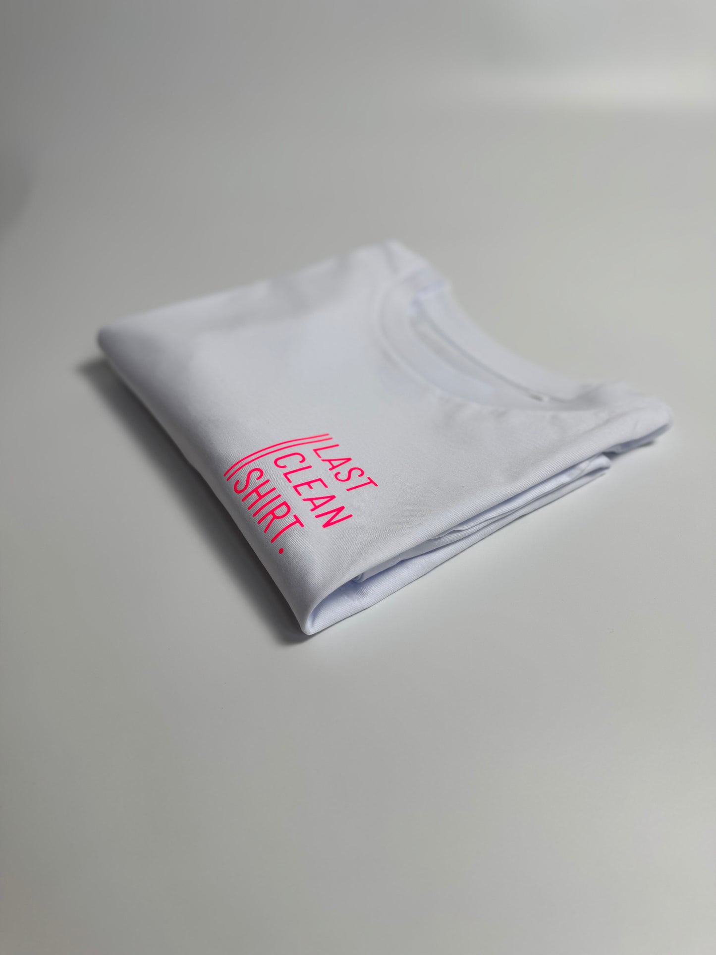 T-Shirt, Frauen, ‚Last Clean Shirt.‘, Weiß / Neon Pink