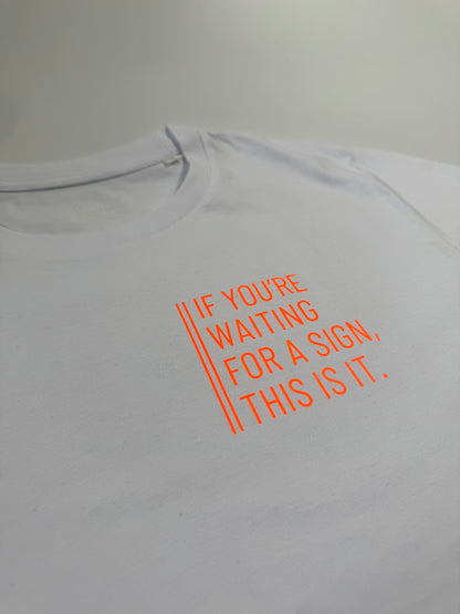 T-Shirt Unisex 'If you're waiting for a sign, this is it.': weiß / neon orange