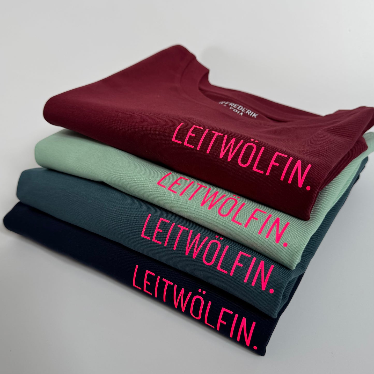 T-Shirt Frauen  'Leitwölfin / Leitwolf.': Burgundy, Jade, Petrol, Navy / Neon Pink