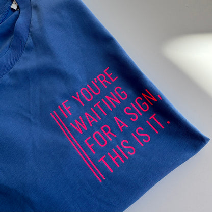 T-Shirt Unisex, 'If you're waiting for sign, this is it.', Blau / Neon Pink