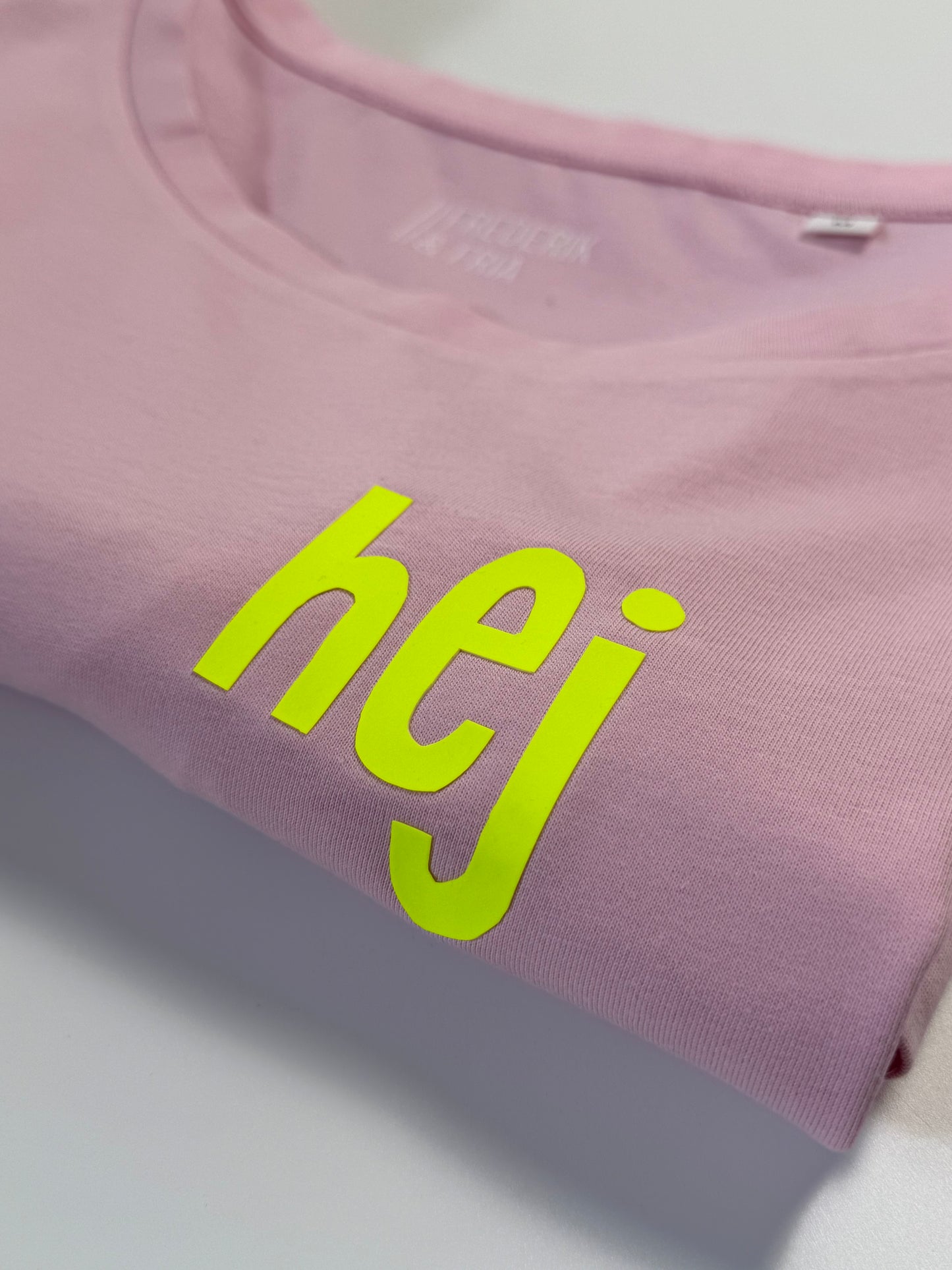 T-Shirt Frauen‚ 'hej’: rosa / neon gelb