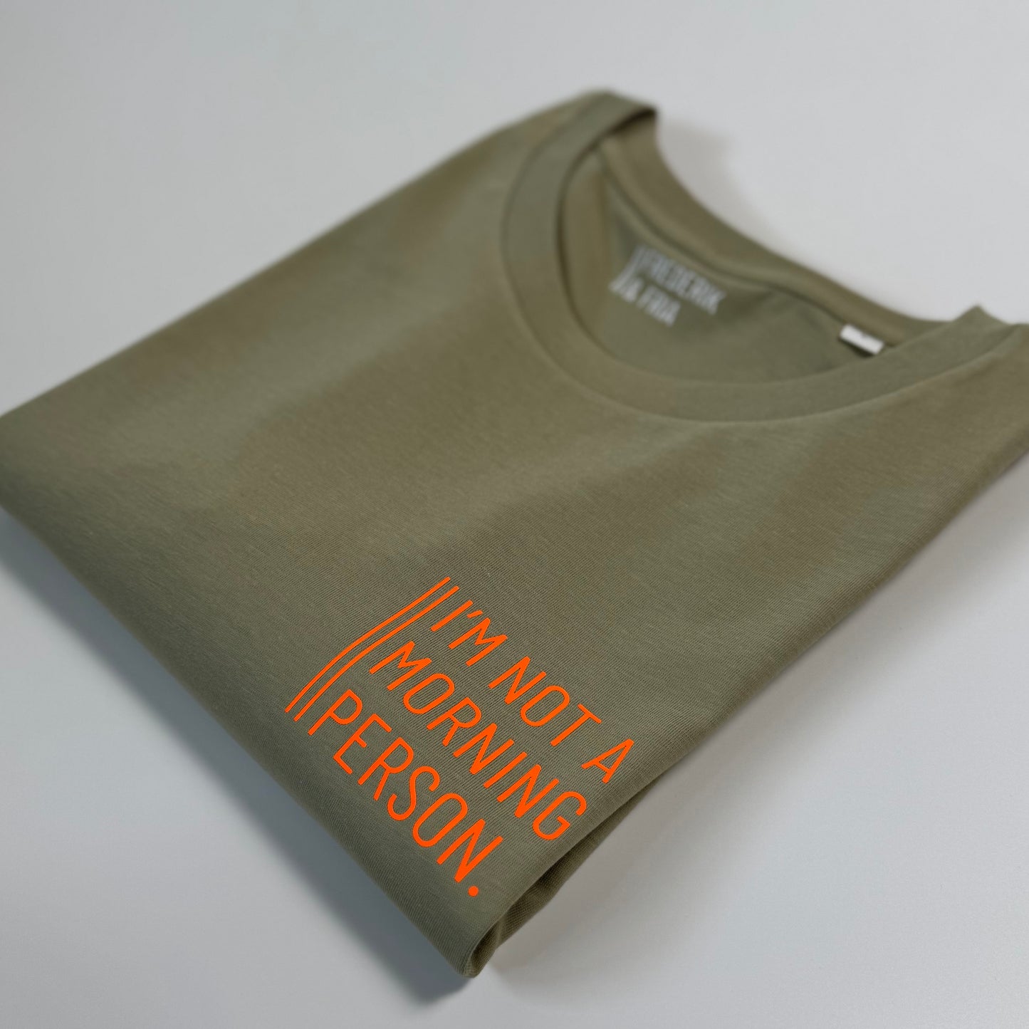 T-Shirt Unisex ‚I‘m not a morning person.‘ Graugrün / Neon Orange