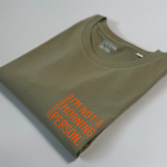 T-Shirt Unisex ‚I‘m not a morning person.‘ Graugrün / Neon Orange