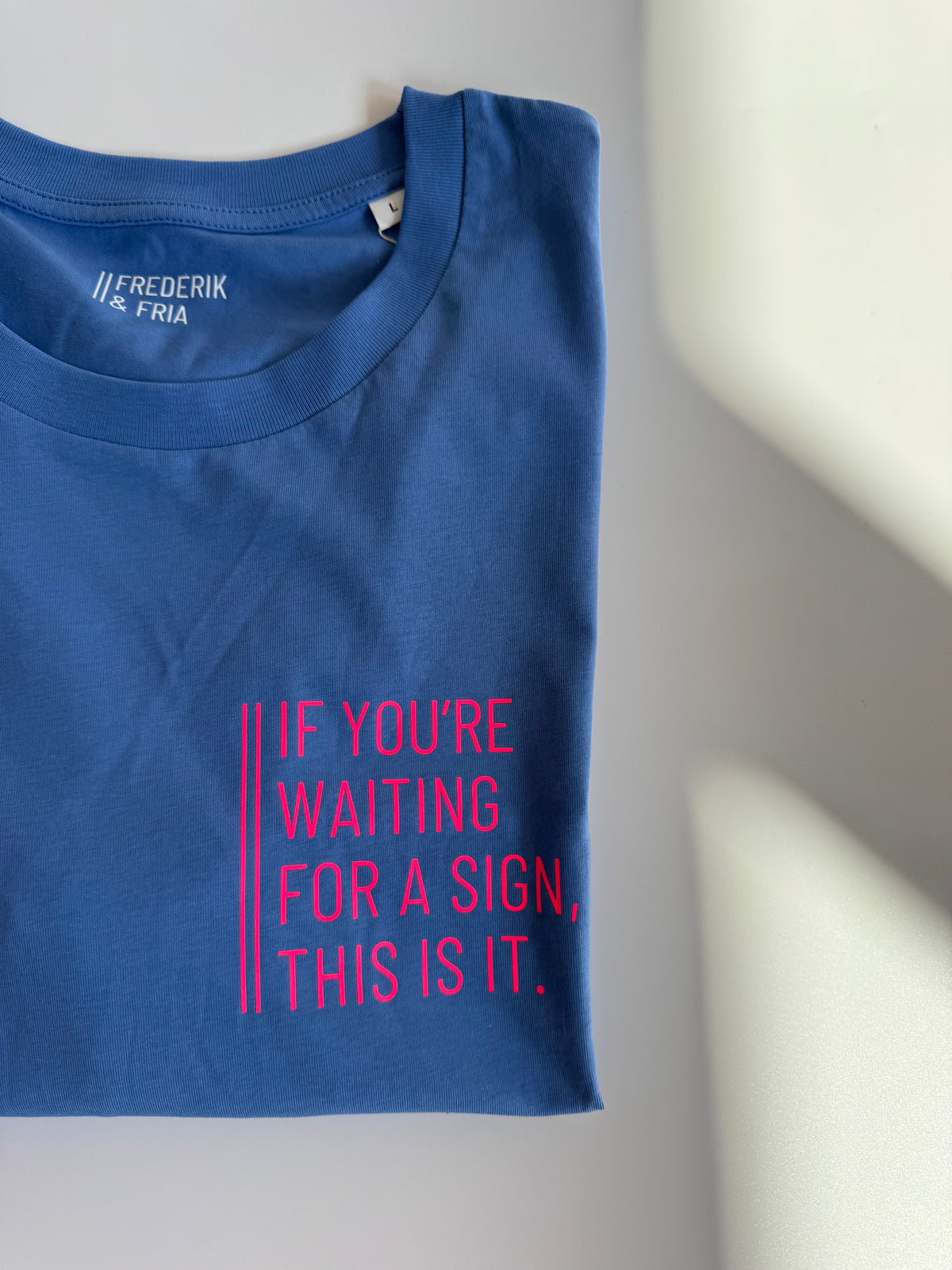 T-Shirt Unisex, 'If you're waiting for sign, this is it.', Blau / Neon Pink