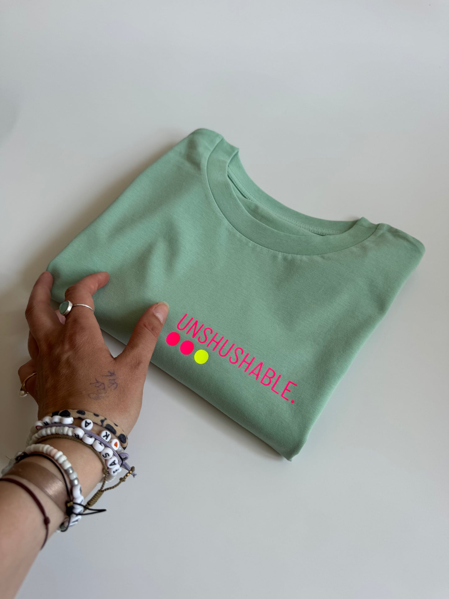 T-Shirt Frauen, ‚Unshushable.‘: Jade / Neon Pink