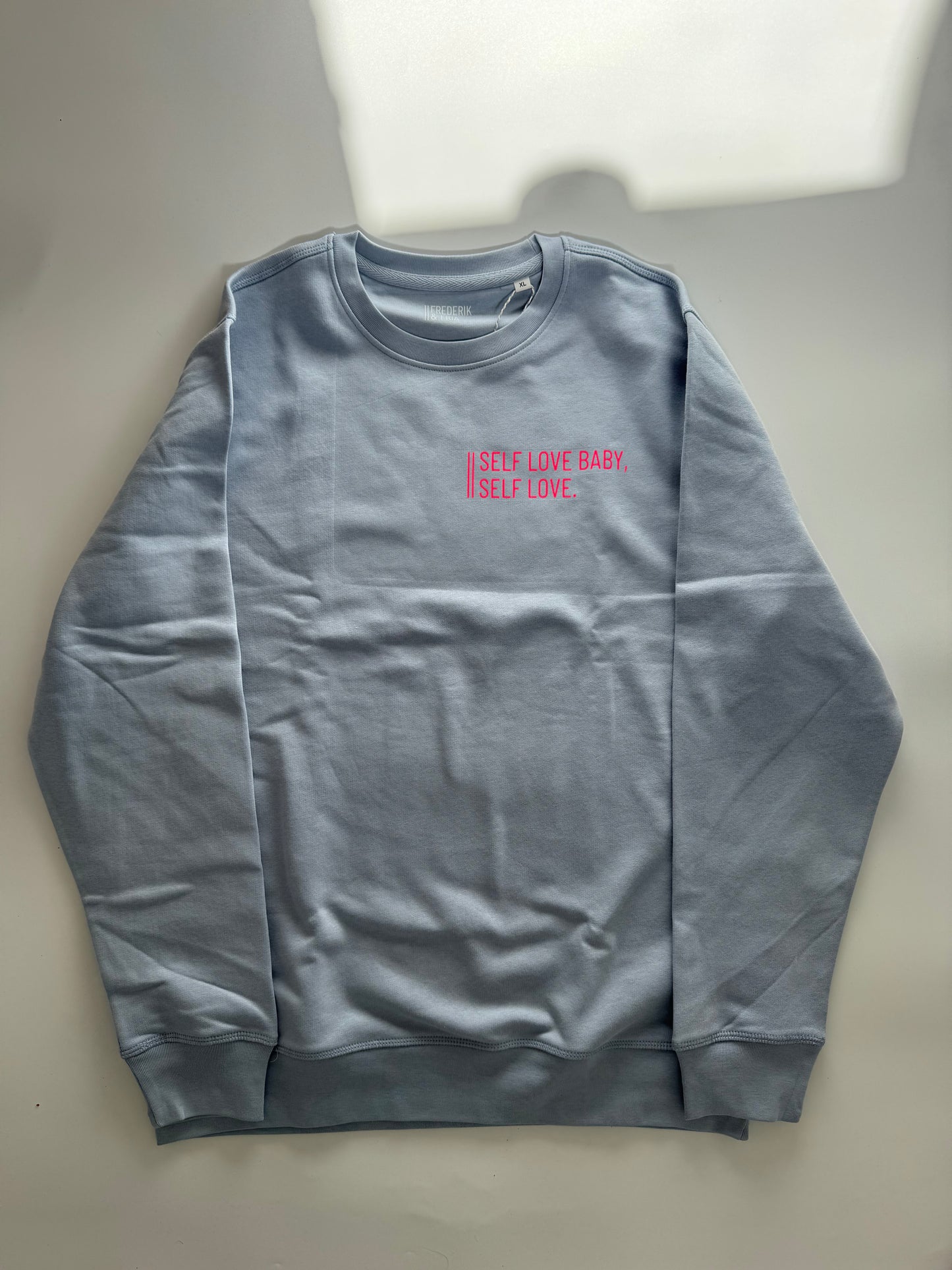 Sweatshirt ‚Self love baby, self love.‘ (B), Serene Blue / Neon Pink