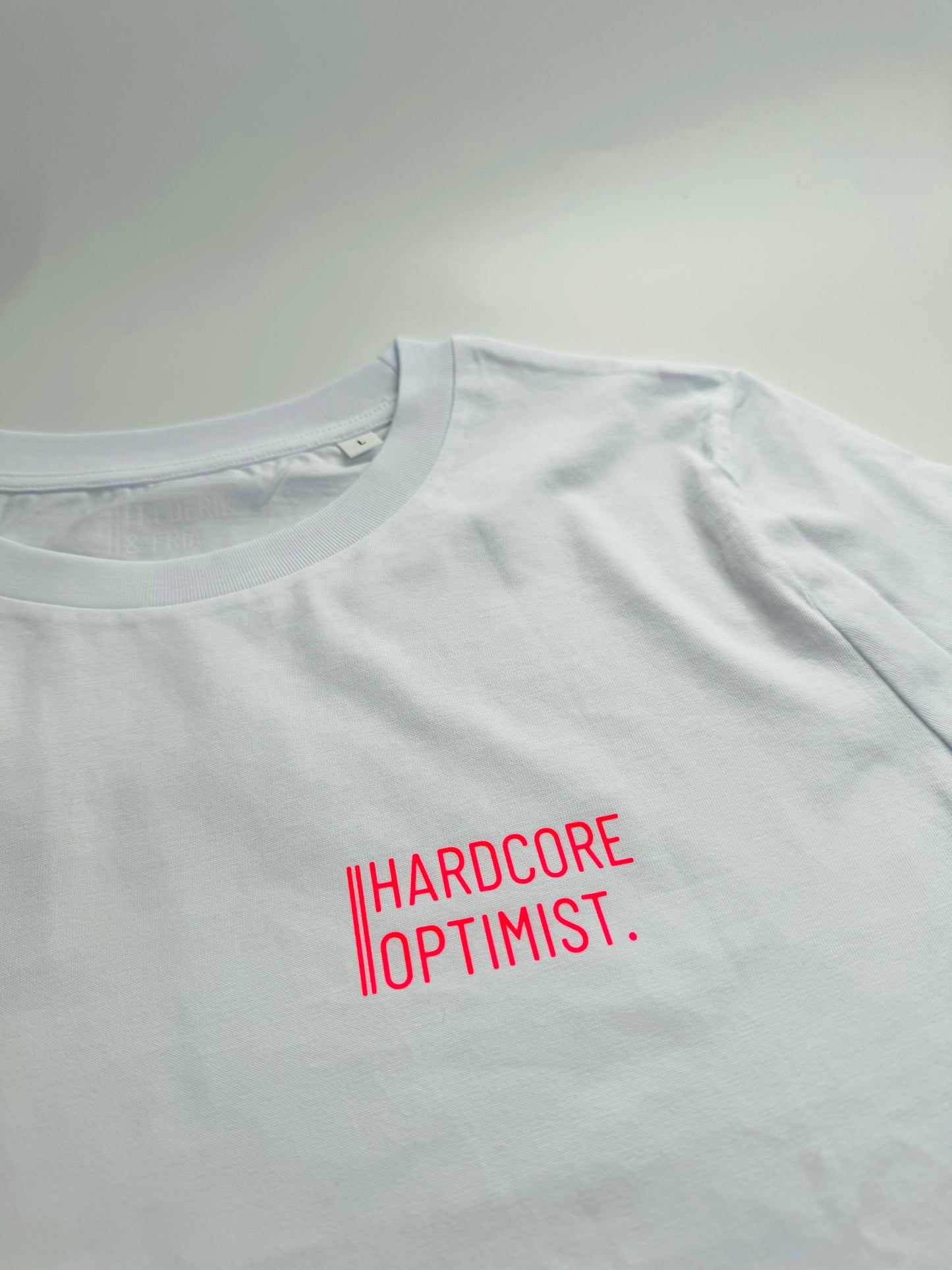 T-Shirt, Frauen, ‚Hardcore Optimist.‘, Weiß / Neon Pink