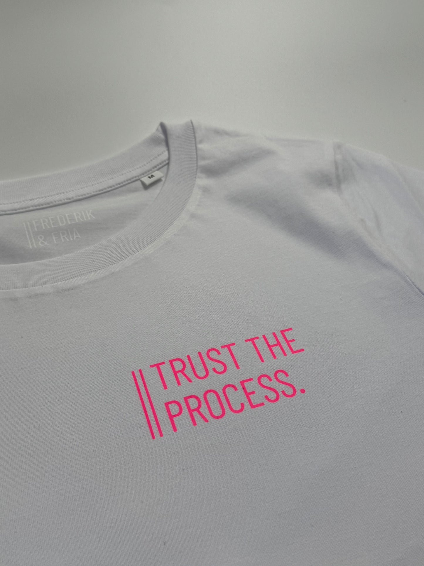 T-Shirt Frauen 'Trust the process.' (B): Weiß / Neon Pink