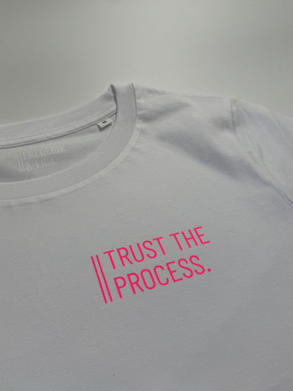 T-Shirt Frauen 'Trust the process.' (B): Weiß / Neon Pink