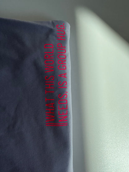 T-Shirt Frauen  'What this world needs, is a group hug.': Lila / Neon Pink