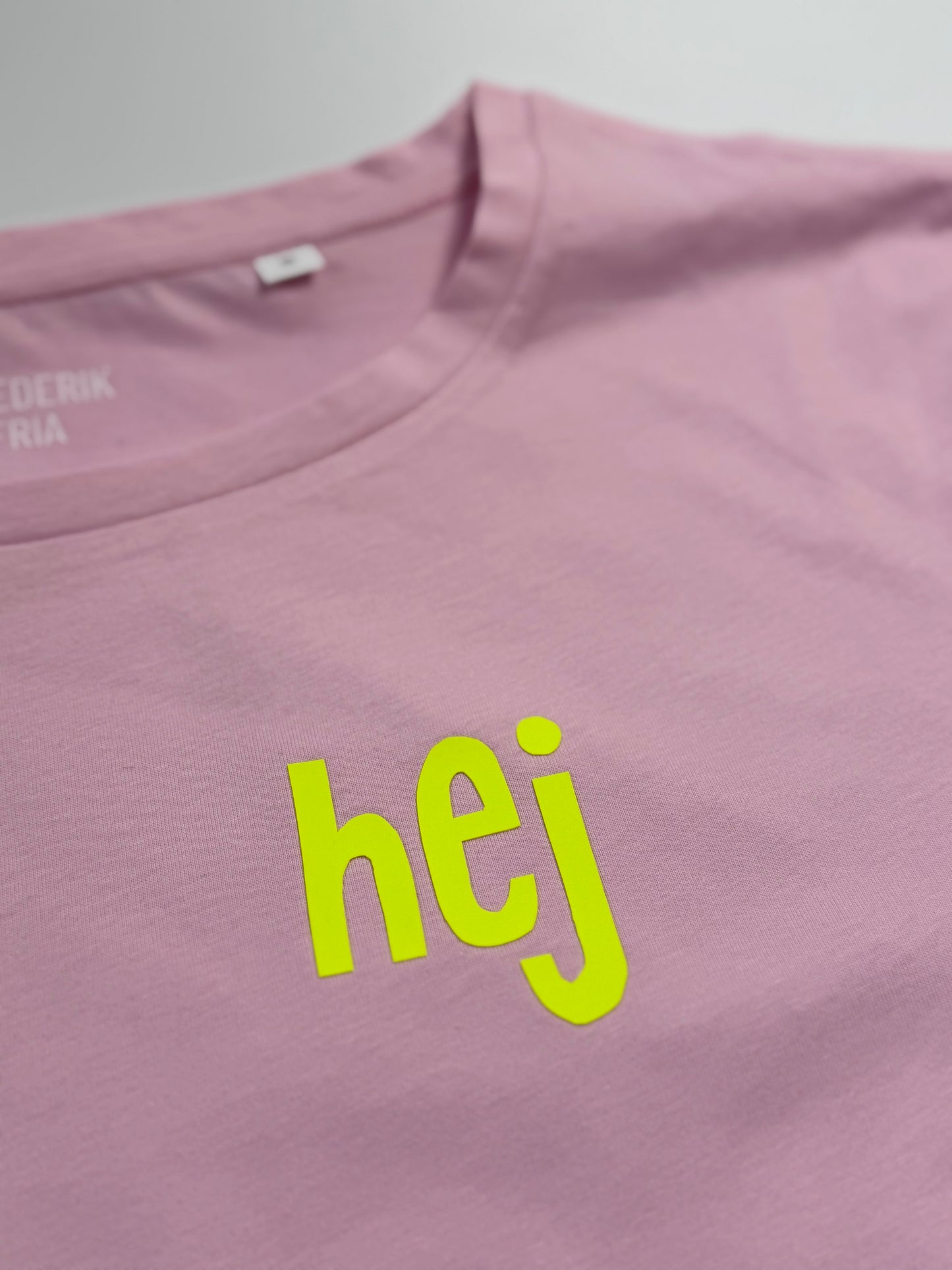 T-Shirt Frauen‚ 'hej’: rosa / neon gelb