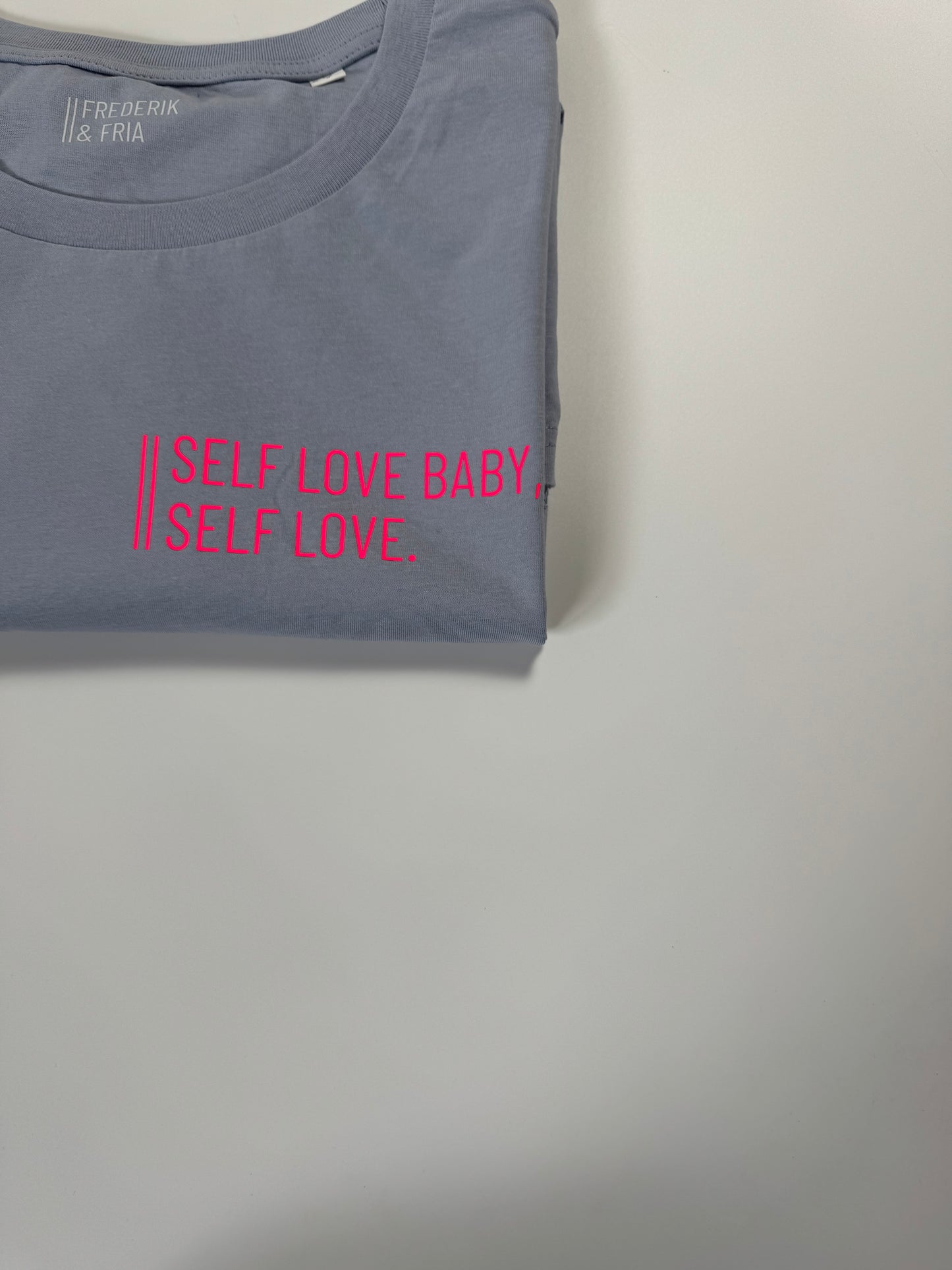 Frauen-Shirt ‚Self love baby, self love.‘: serene blue/ neon pink