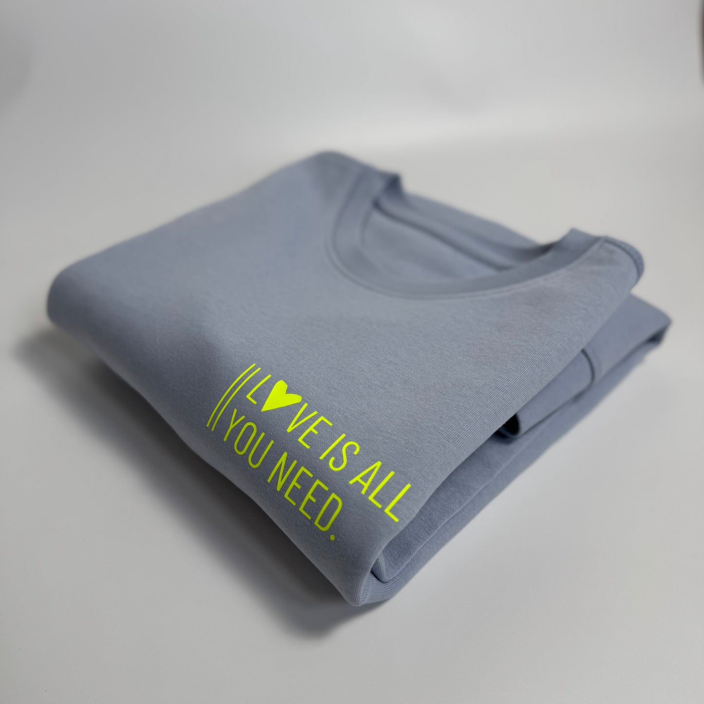 Sweatshirt Unisex ‚Love is all you need.‘: Serene Blue / Neon Gelb