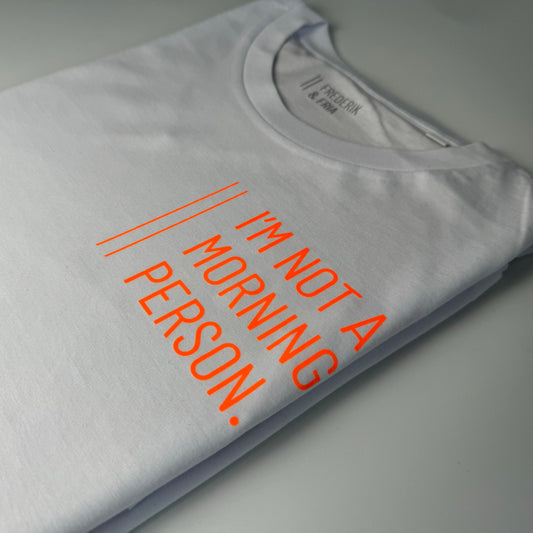 T-Shirt Unisex 'I’m not a morning person.‘: weiß / neon orange