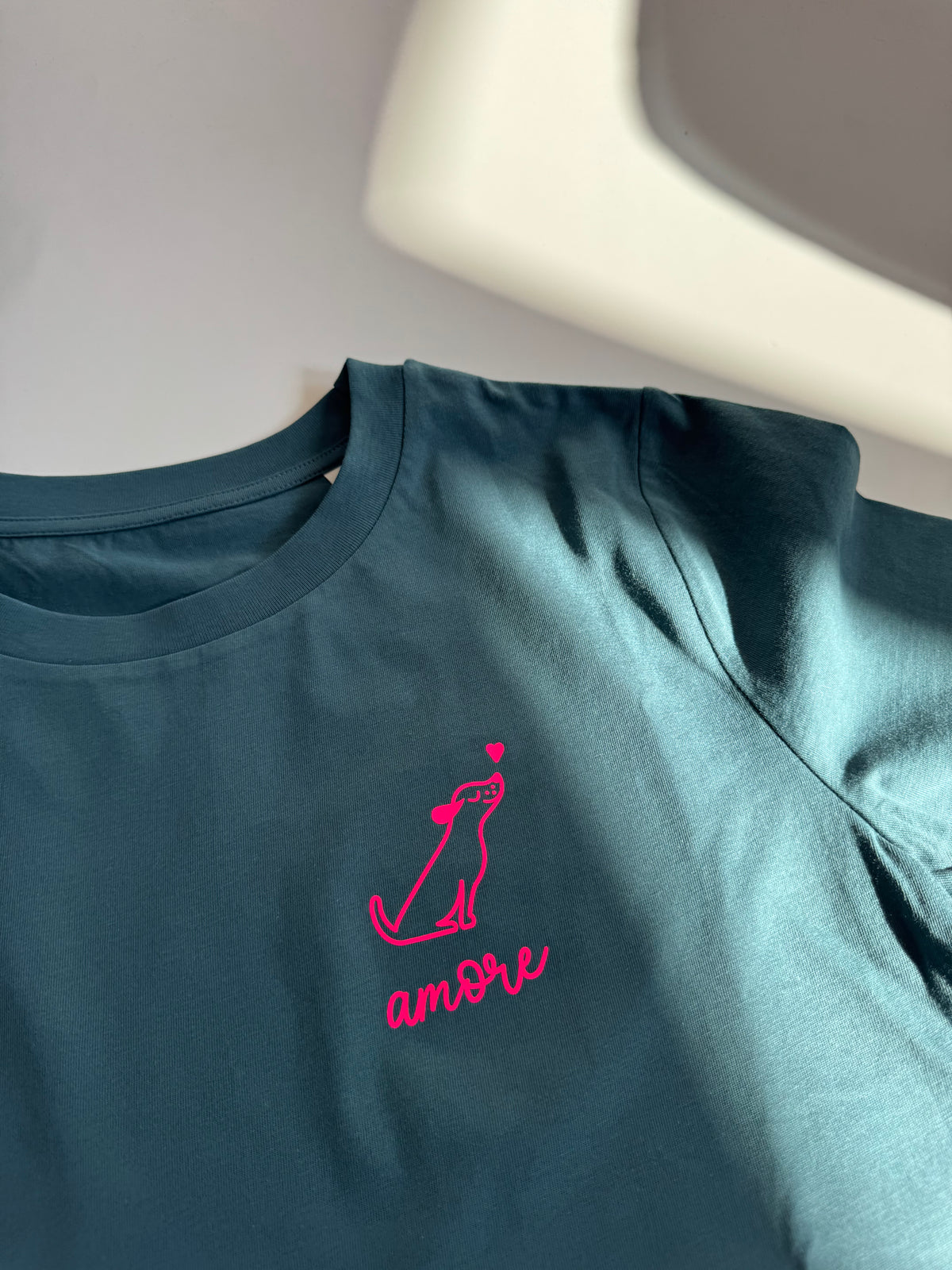 T-Shirt Frauen Hund Amore: Petrol / Neon Pink