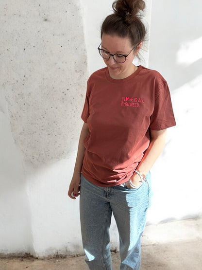 T-Shirt Unisex ‚Love is all you need.‘ Hibiscus / Neon Pink