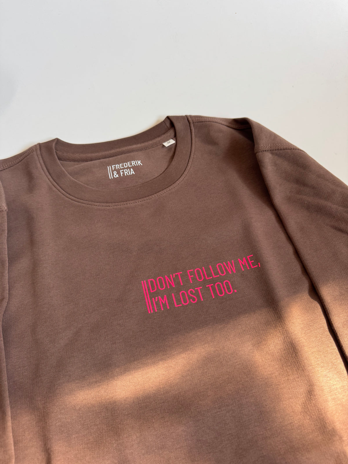 Sweatshirt Unisex 'Don't follow me, I'm lost too.': Mocca / Neon Pink