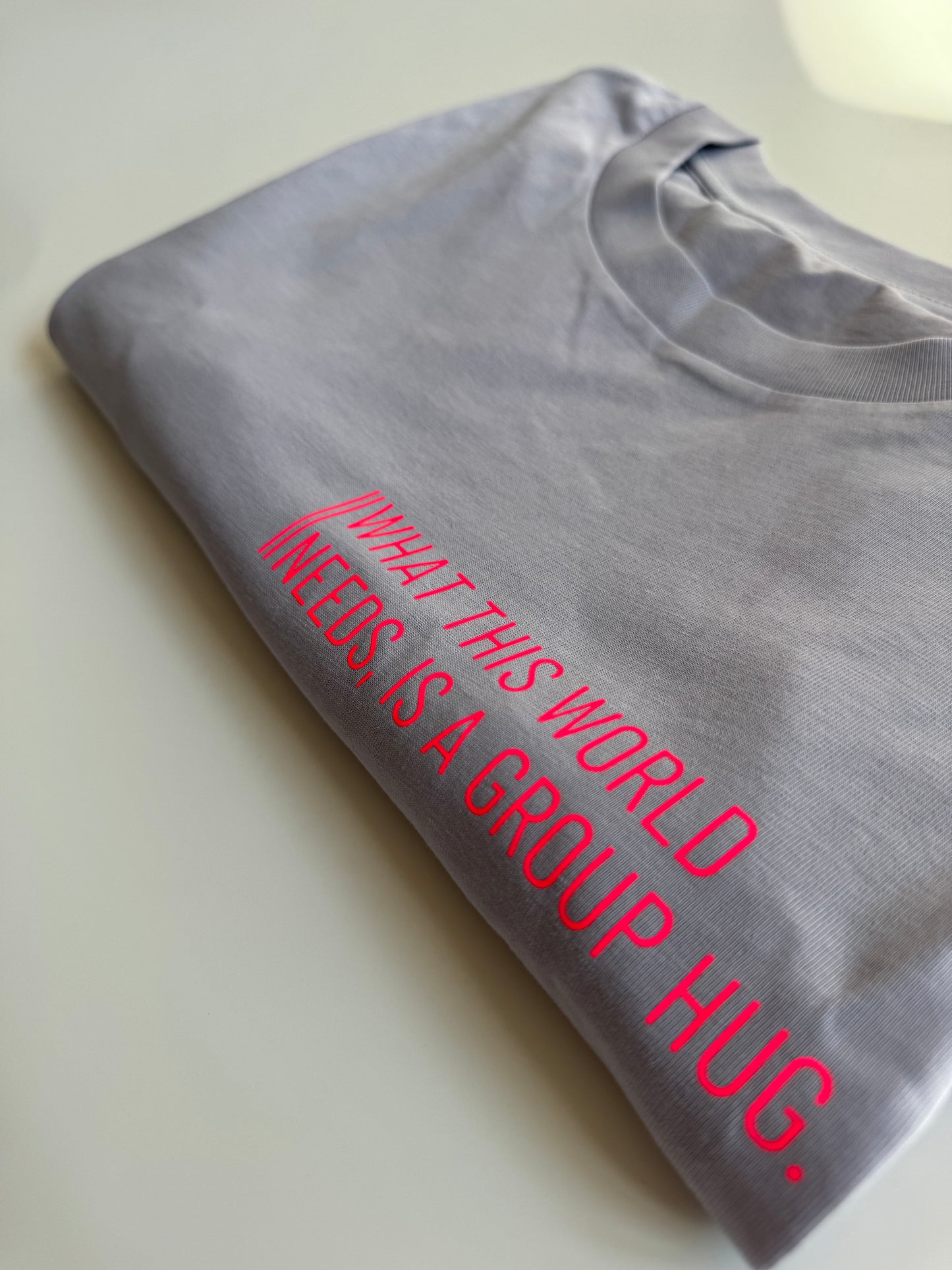 T-Shirt Frauen  'What this world needs, is a group hug.': Lila / Neon Pink